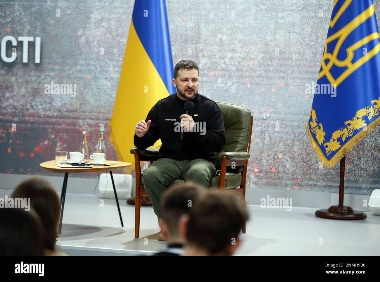 Kiev, Ucraina. 24th Feb, 2023. Il presidente ucraino Volodymyr Zelenskiy risponde alle domande del giornalista durante una conferenza stampa in occasione della guerra Russia - Ucraina un anniversario a Kiev. (Foto di Pavlo Gonchar/SOPA Images/Sipa USA) Credit: Sipa USA/Alamy Live News Foto Stock