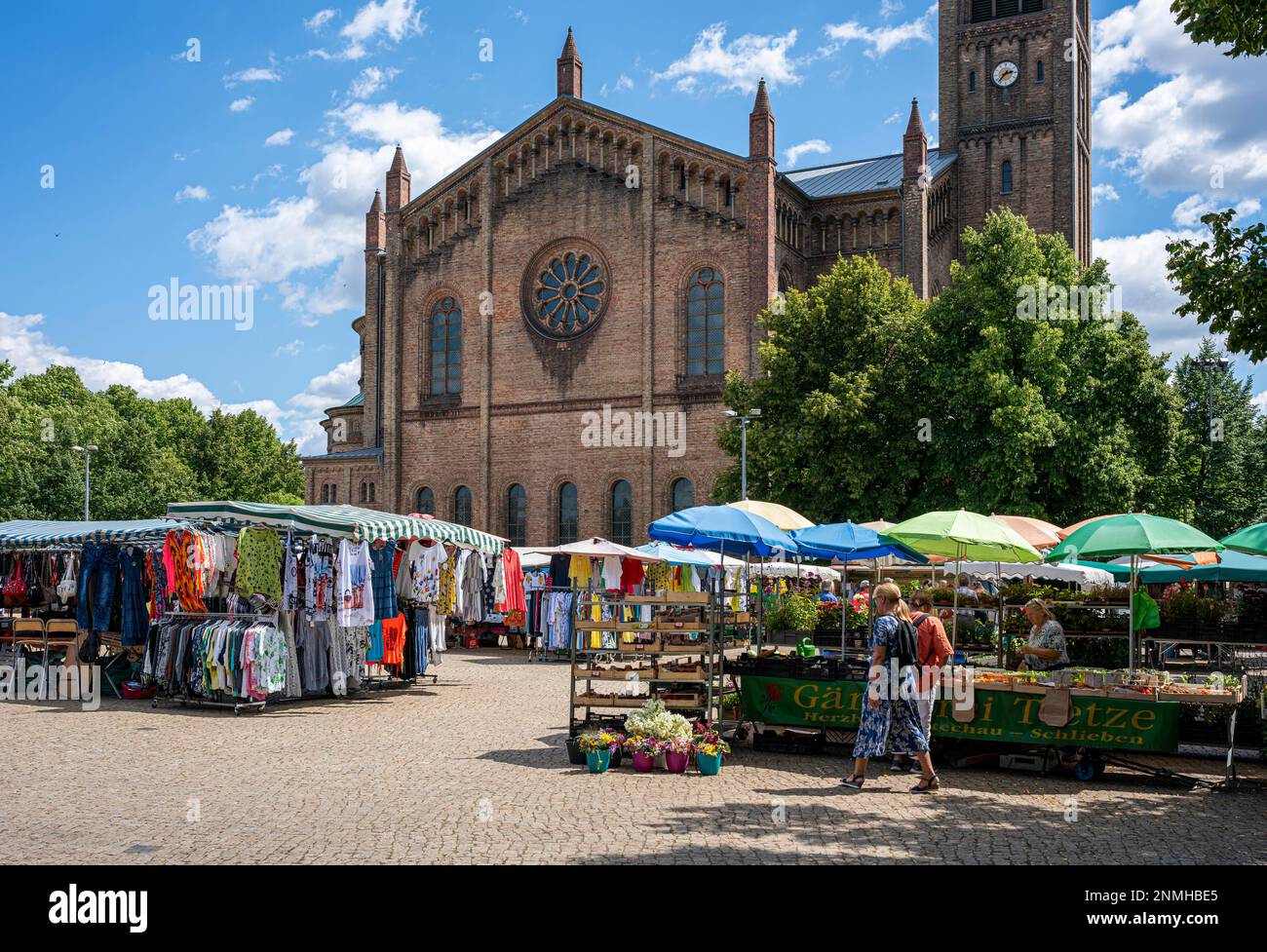 Bancarella di mercato di fronte alla chiesa di San Pietro e Paolo, Potsdam, Brandeburgo, Germania Foto Stock