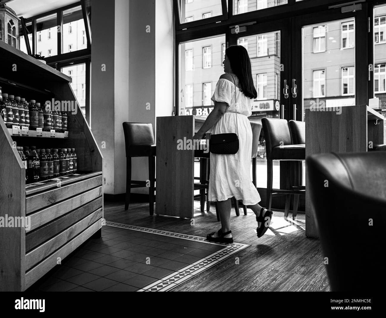 Fotografia in bianco e nero, interni, Street cafe a Berlino Prenzlauer Berg, Berlino, Germania Foto Stock