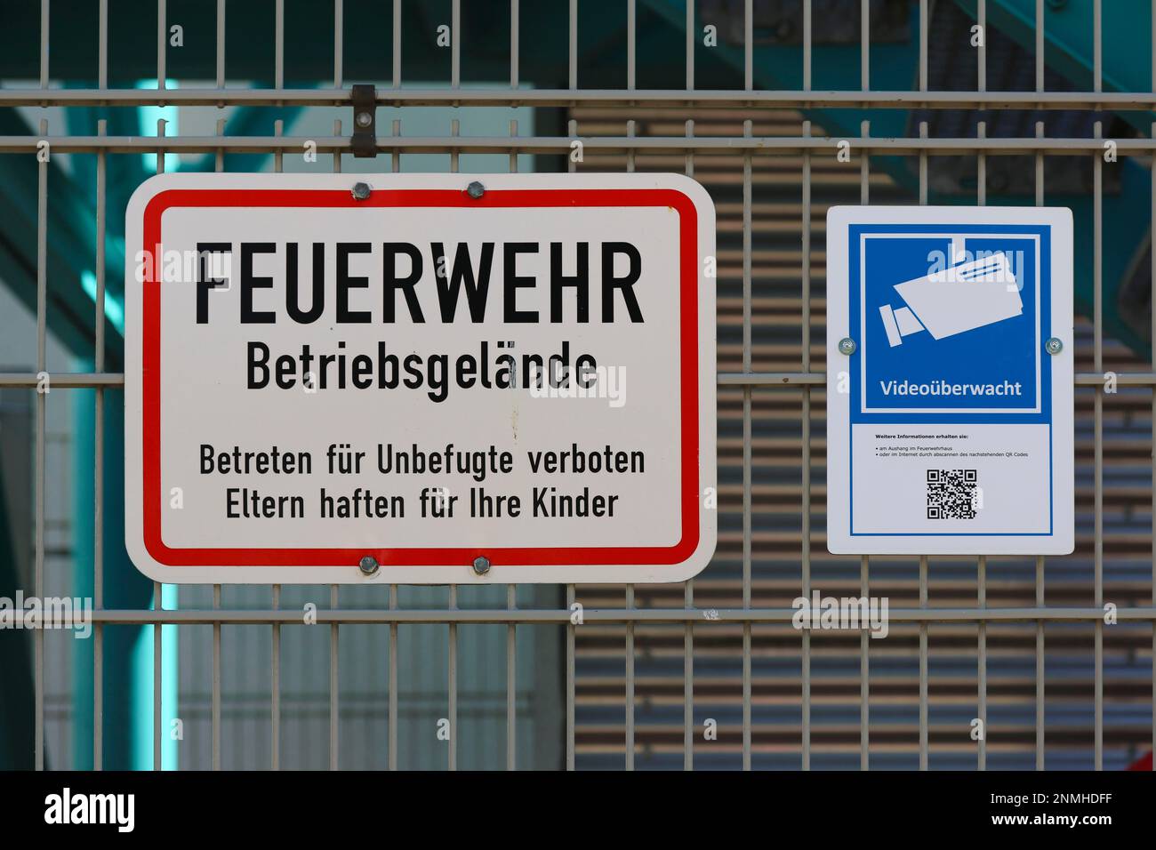 Firma, scrittura, testo vigili del fuoco locali, trasgressione dei genitori non autorizzati sono responsabili per i loro figli, segno video sorveglianza, codice QR, recinto Foto Stock