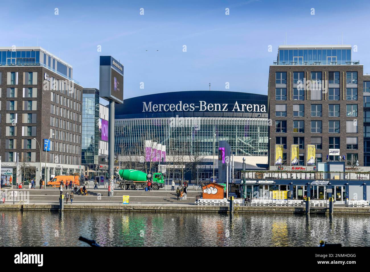 Mercedes Benz Arena, Mercedes-Benz-Platz, Muehlenstrasse, Spree, Friedrichshain, Berlino, Germania Foto Stock