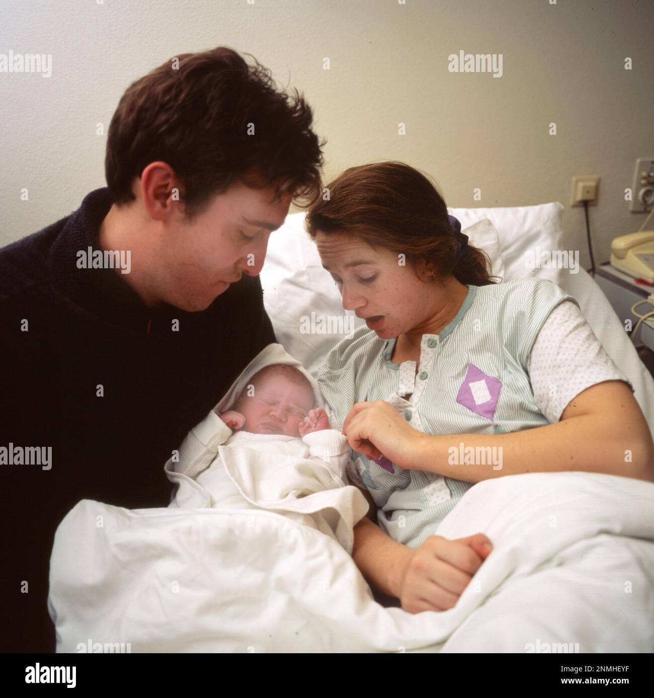 Il primo giorno alla nascita di un bambino, qui il 24.12.1993 a Iserlohn, con genitori e nonni, DEU, Germania Foto Stock