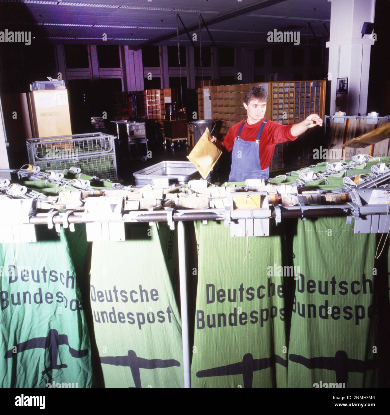 Addetto alla smistamento manuale presso l'ufficio postale di Dortmund Foto Stock