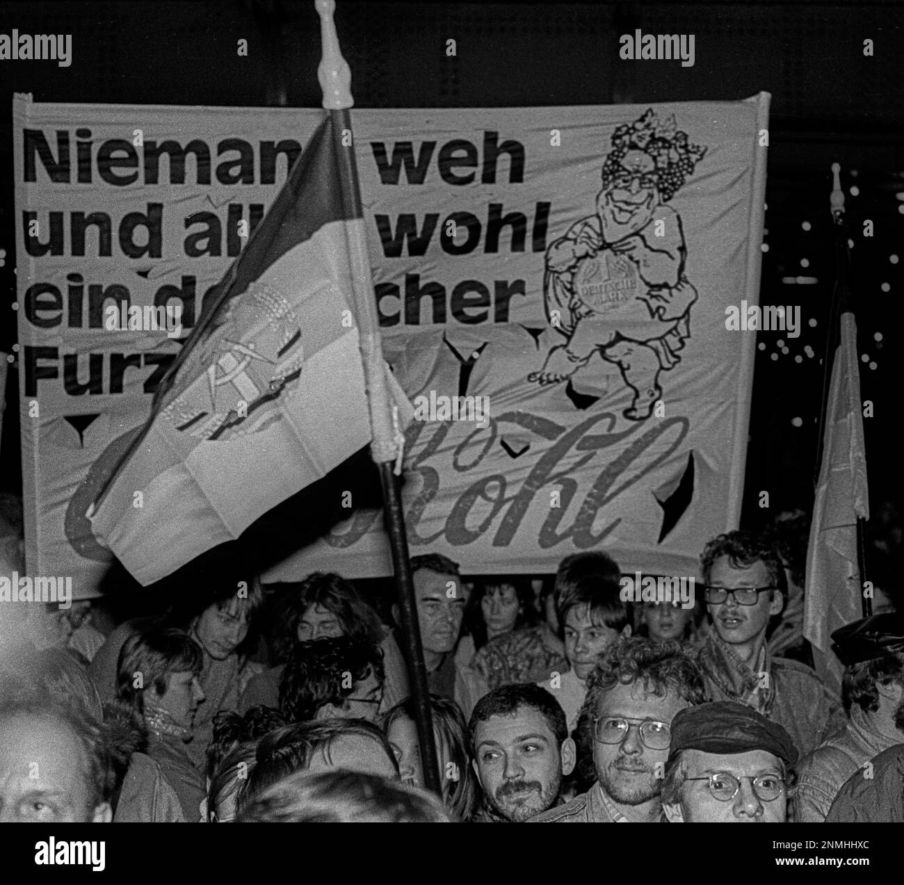 GDR, Berlino, 18.12.1989, manifestazione contro la riunificazione al Platz der Akademie (oggi Gendarmenmarkt) di fronte alla Cattedrale francese Foto Stock