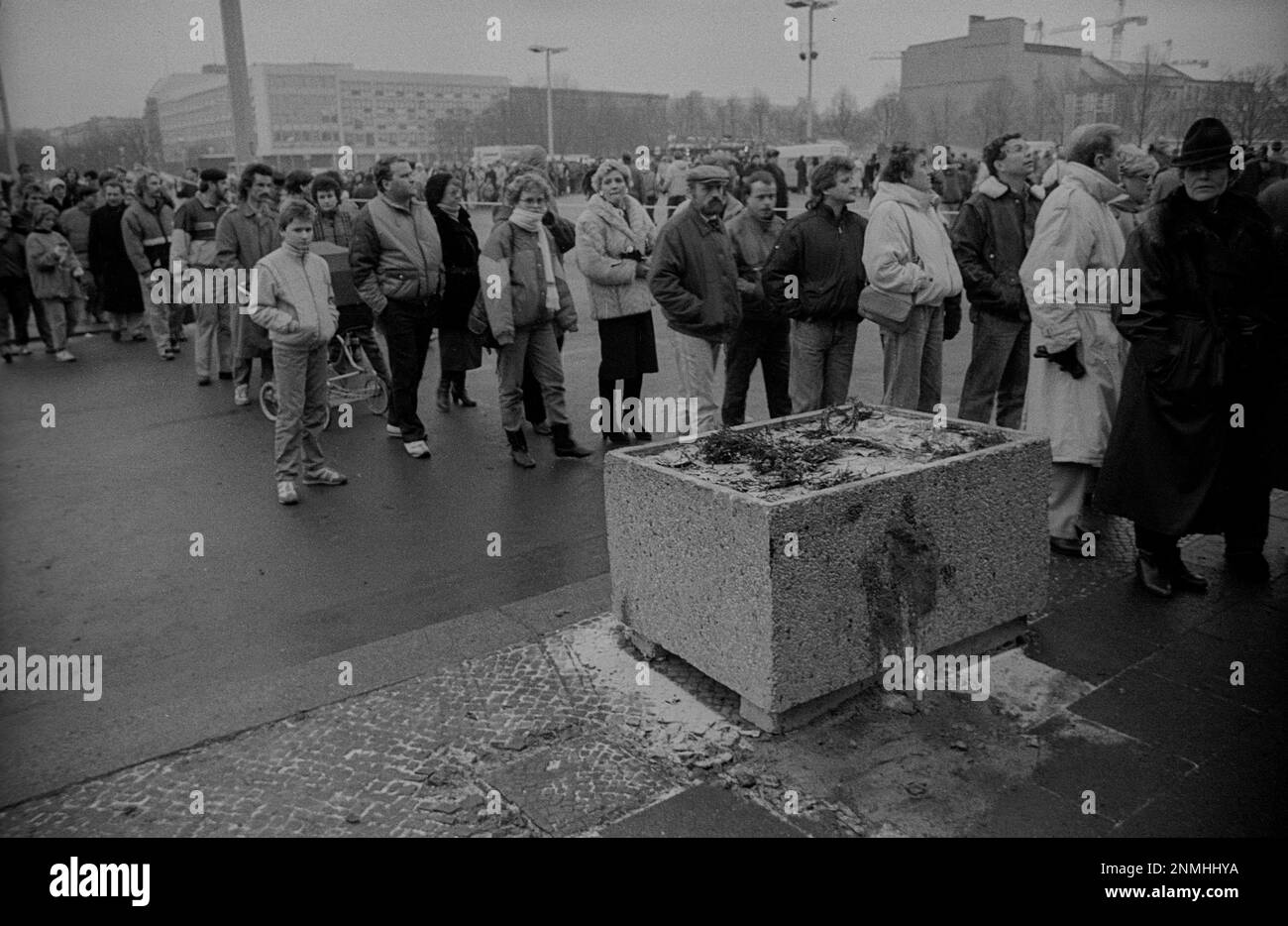 GDR, Berlino, 01.01.1990, dopo la vigilia di Capodanno 198990 alla porta di Brandeburgo, candela nel luogo in cui un cittadino era caduto dal Brandeburgo Foto Stock