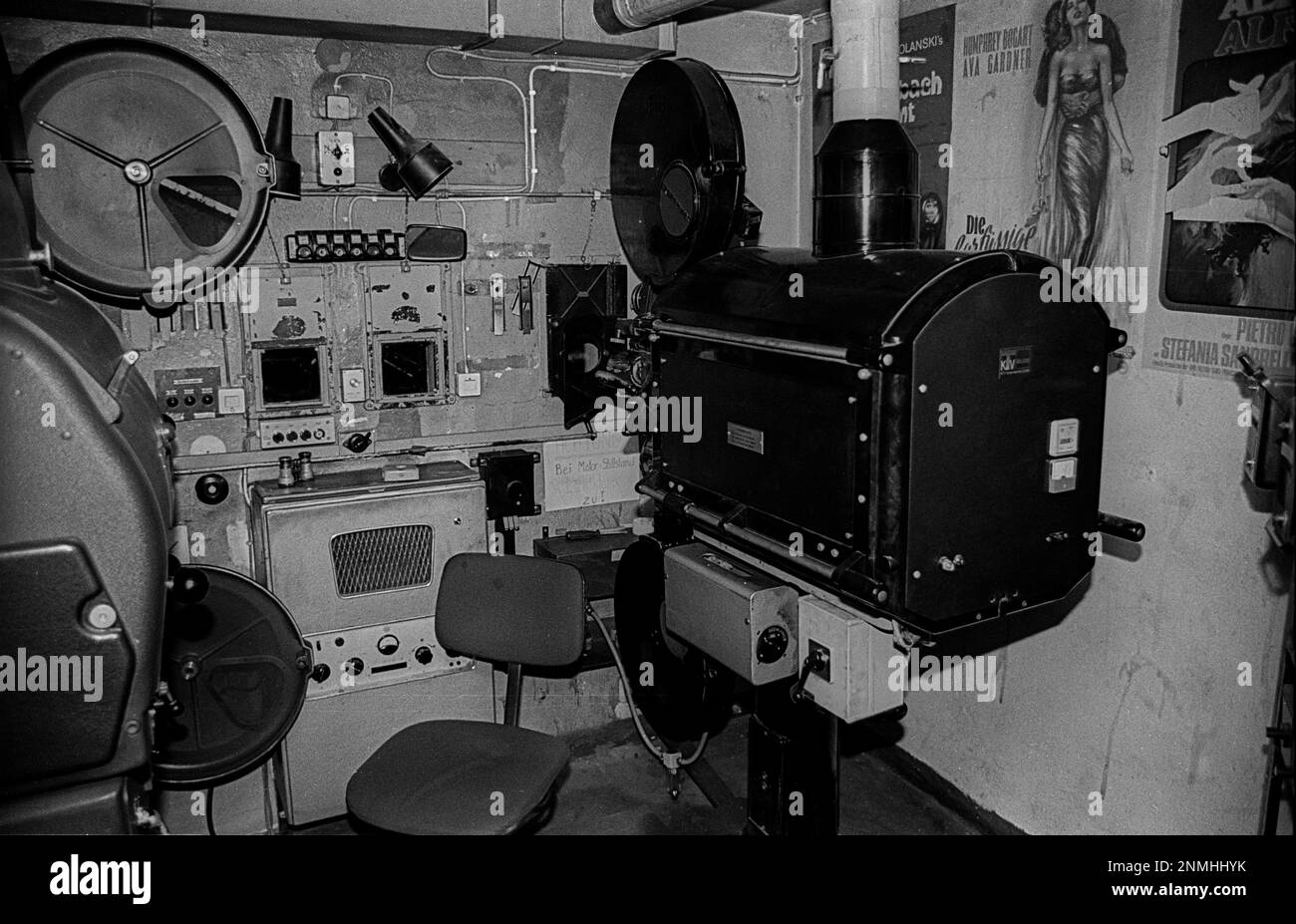 Berlino Ovest, 21,1.1990, Schlueter cinema in Schlueterstrasse, nella sala di proiezione: Macchina per il cinema (proiettore) Foto Stock