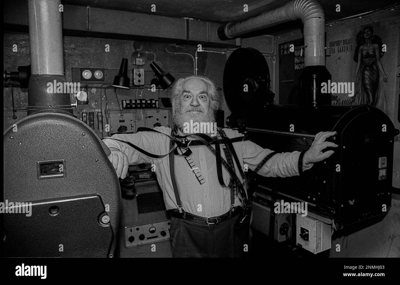 Berlino Ovest, 21,1.1990, Schlueter cinema in Schlueterstrasse, direttore Bruno Dunst nella sala di proiezione Foto Stock