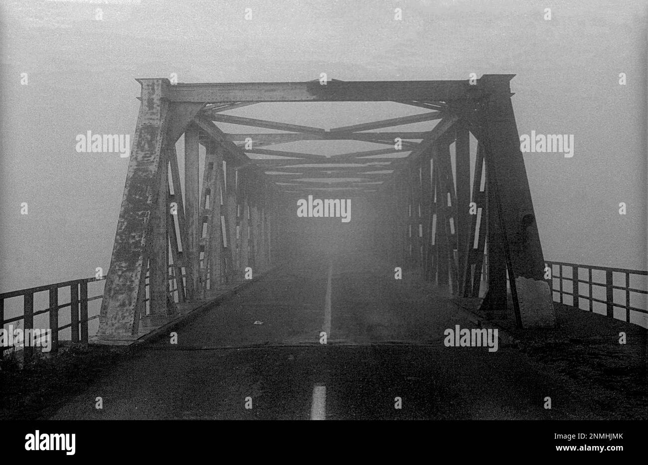 GDR, Berlino, 2.11.1989, Ponte nella nebbia ..., Zecherin ponte sul Peenestrom a Usedom Foto Stock