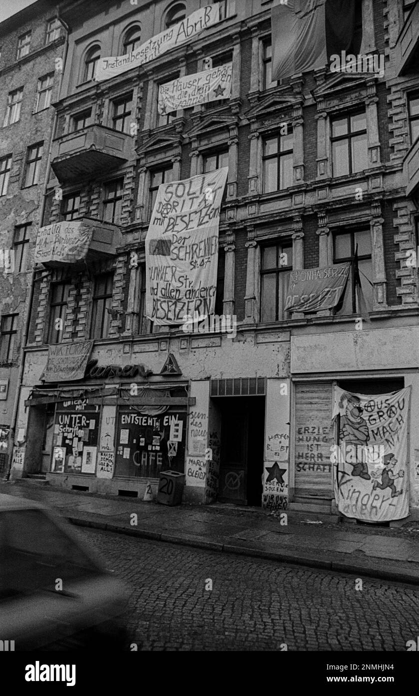 GDR, Berlino, 8,1.1990, prima casa squadrata a Berlino Est a Schoenhauser Allee, Senefelderplatz Foto Stock