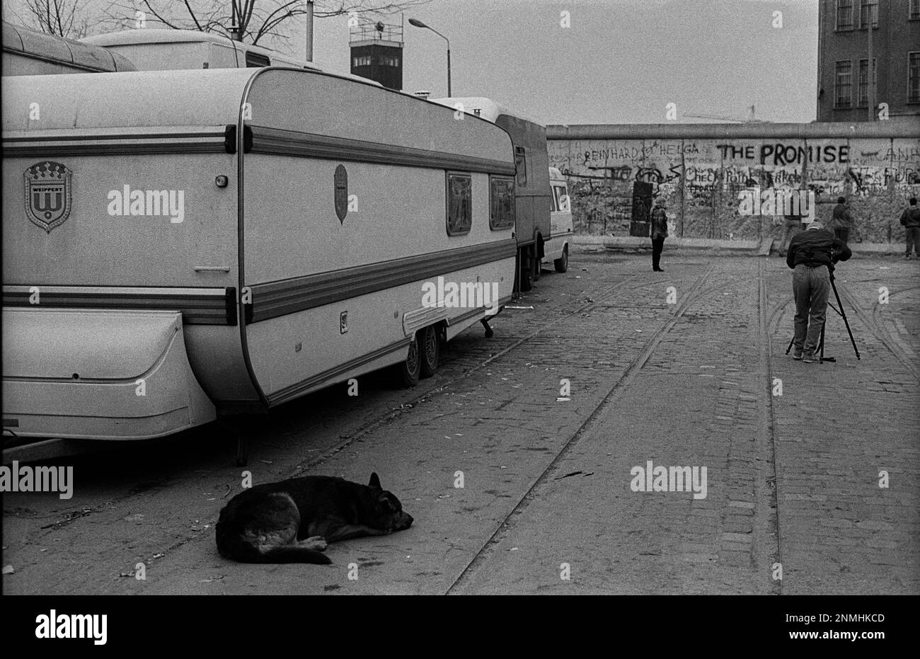 Berlino Ovest, 01.01.1990, al Muro di Potsdamer Platz, fotografa e cane, torre di guardia, torre di confine, la promessa Foto Stock