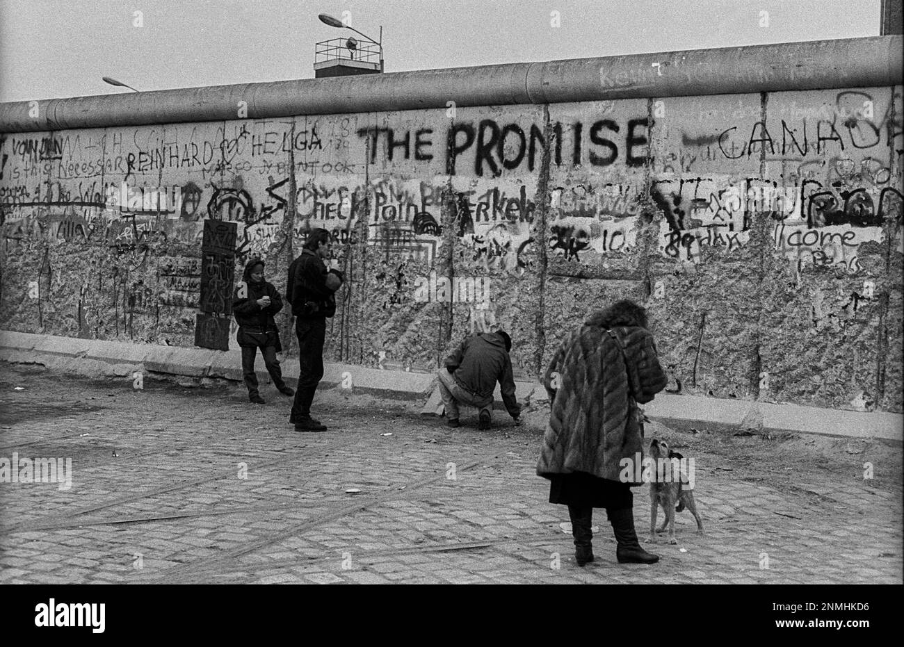 Berlino Ovest, 01.01.1990, al Muro di Potsdamer Platz, cane, torre di guardia, torre di confine, la promessa Foto Stock