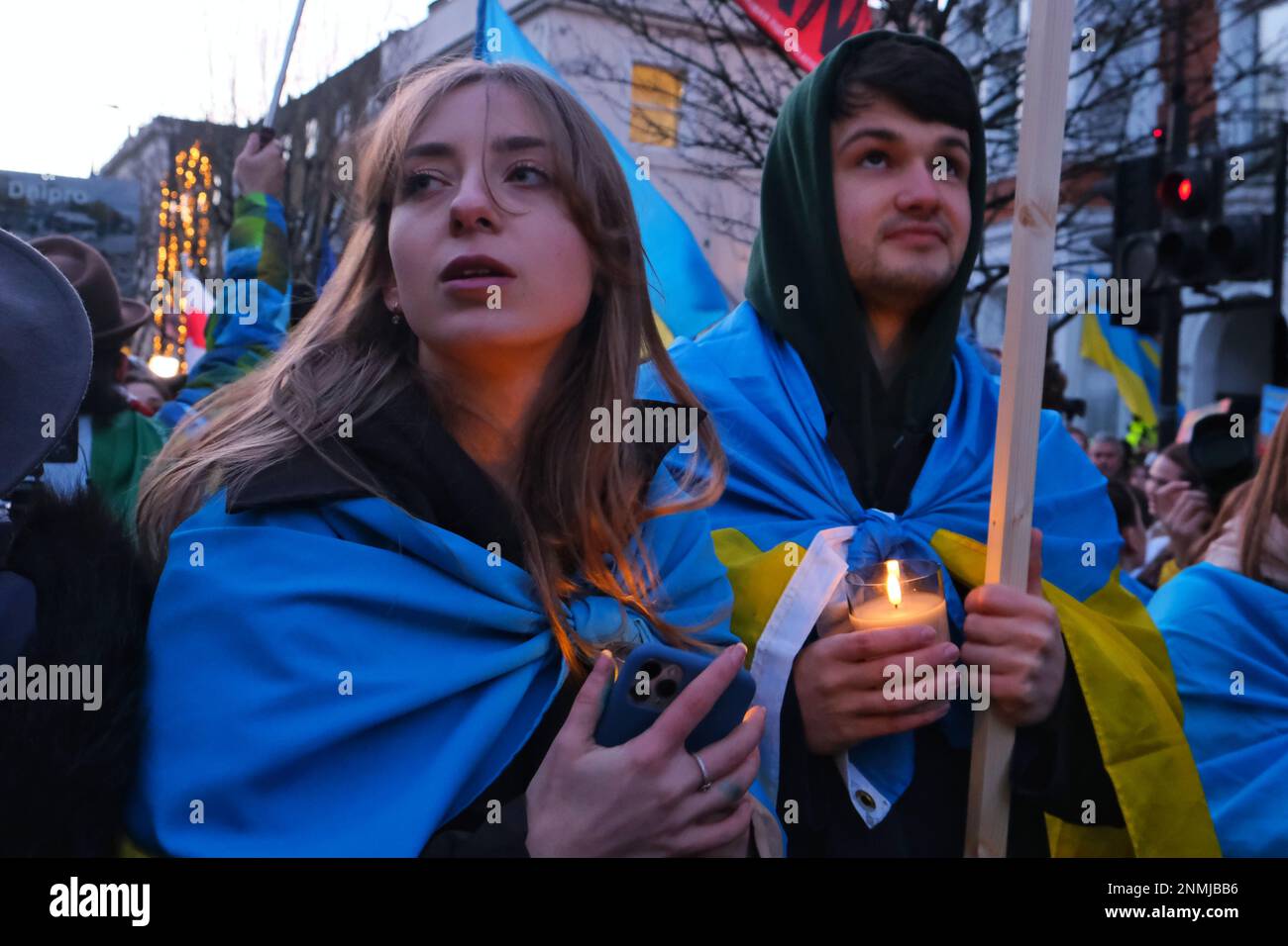 Londra, Regno Unito. 24th febbraio, 2023. Un rally si è svolto fuori dall'Ambasciata della Federazione Russa a Notting Hill, quando è stato segnato il primo anniversario della guerra Ucraina. Credit: Undicesima ora di Fotografia/Alamy Live News Foto Stock