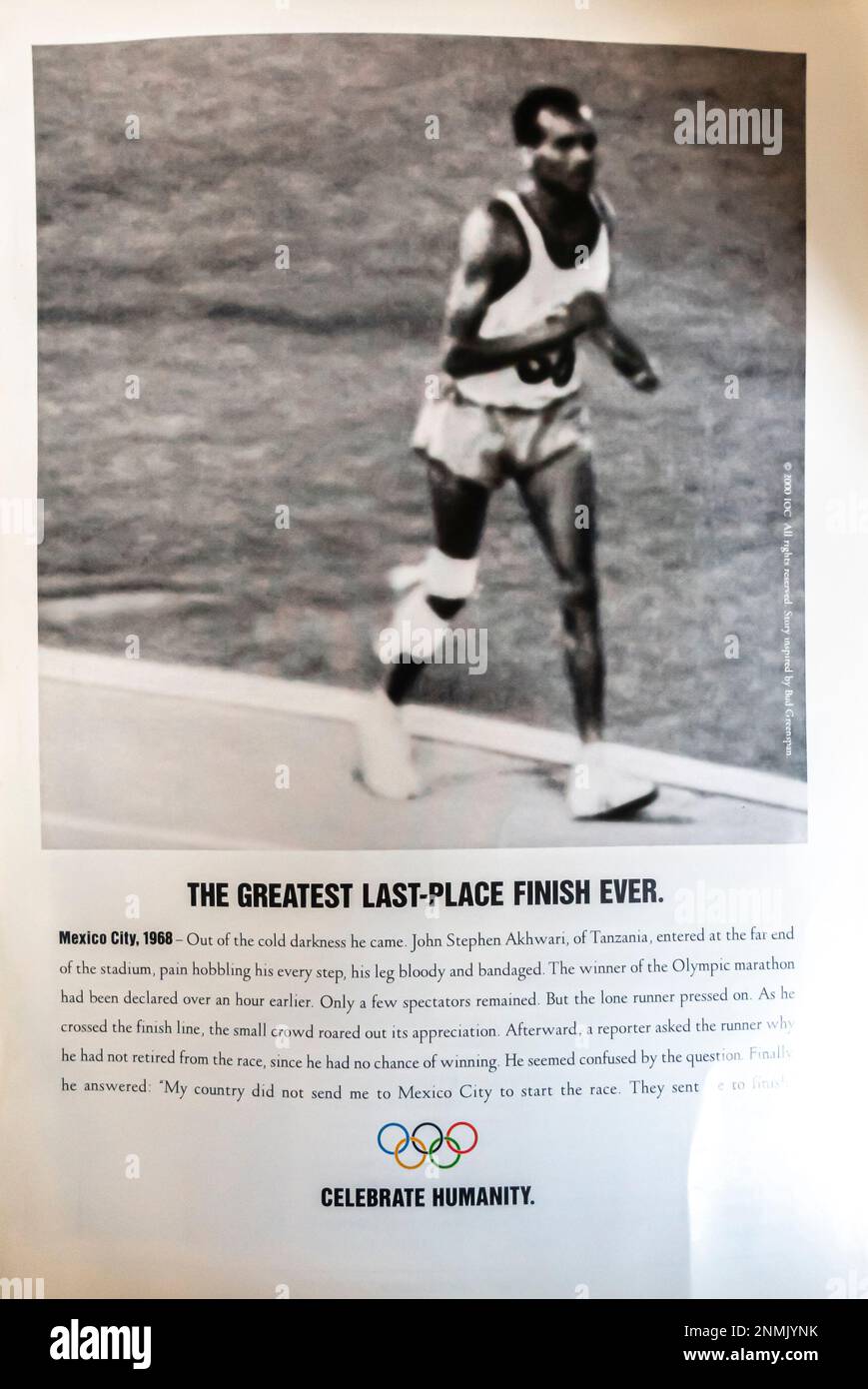 Celebrate l'annuncio del corridore olimpico dell'umanità Messico 1986 in una rivista NatGeo, giugno 2000 Foto Stock