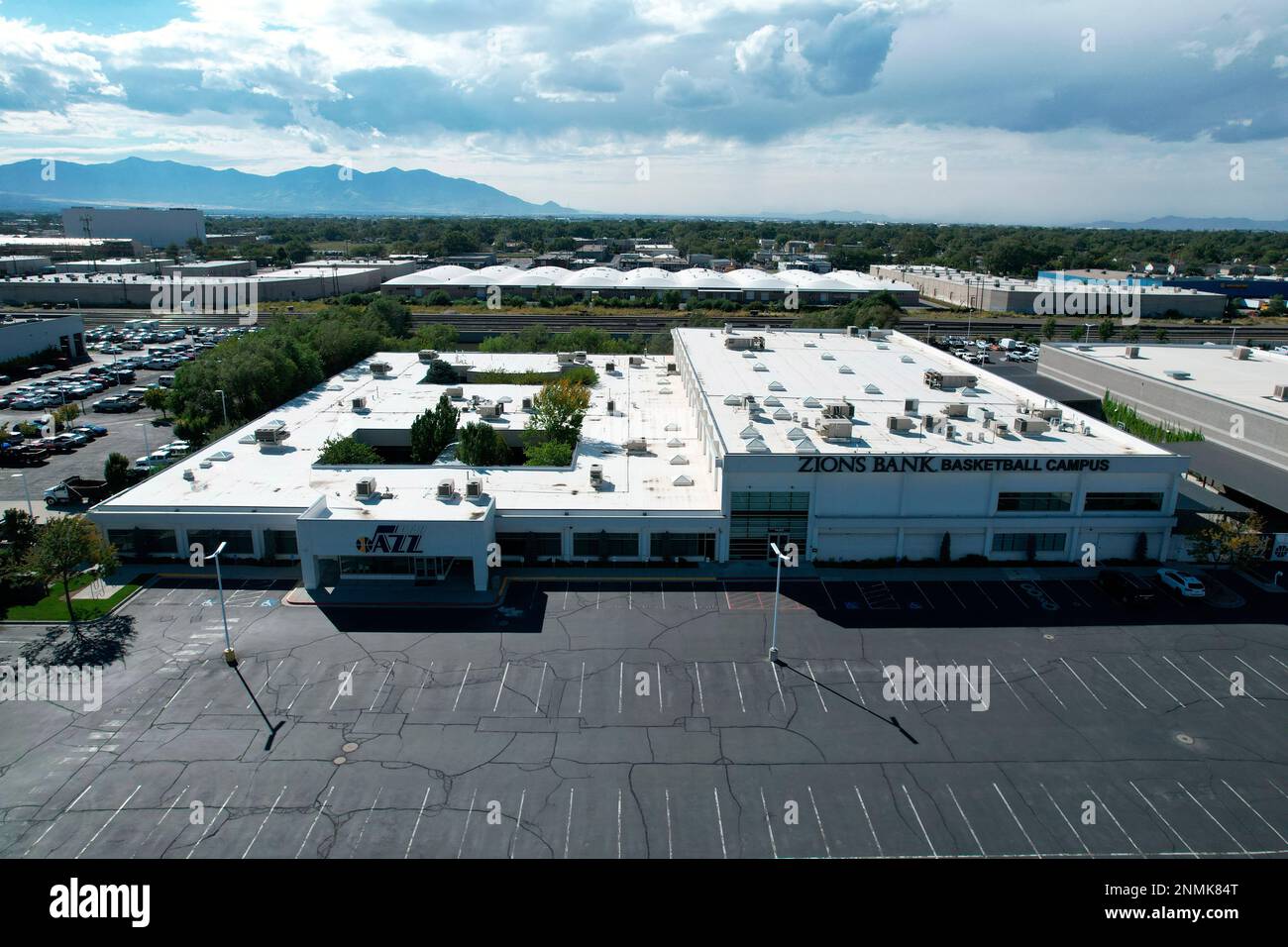 An aerial view of Zion's Bank Basketball Campus, Saturday, Sept. 18, 2021, in Salt Lake City. The facility is the training and practice headquarters of the Utah Jazz. (Kirby Lee via AP) Foto Stock