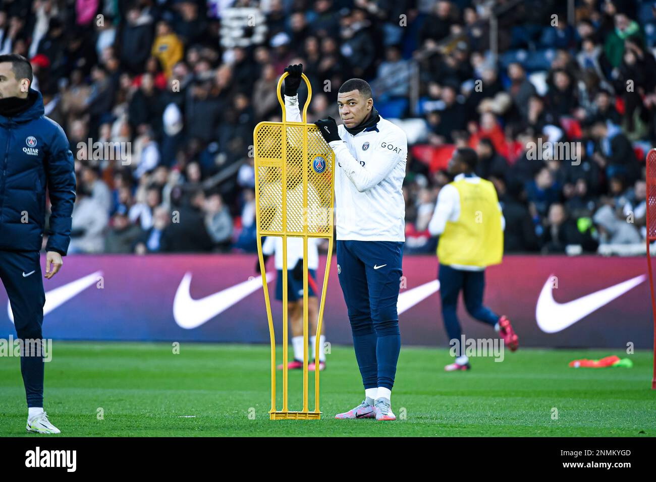 Kylian Mbappe durante la formazione pubblica della squadra di calcio Paris Saint-Germain (PSG) il 24 febbraio 2023 allo stadio Parc des Princes di Parigi, Francia. Foto di Victor Joly/ABACAPRESS.COM Foto Stock