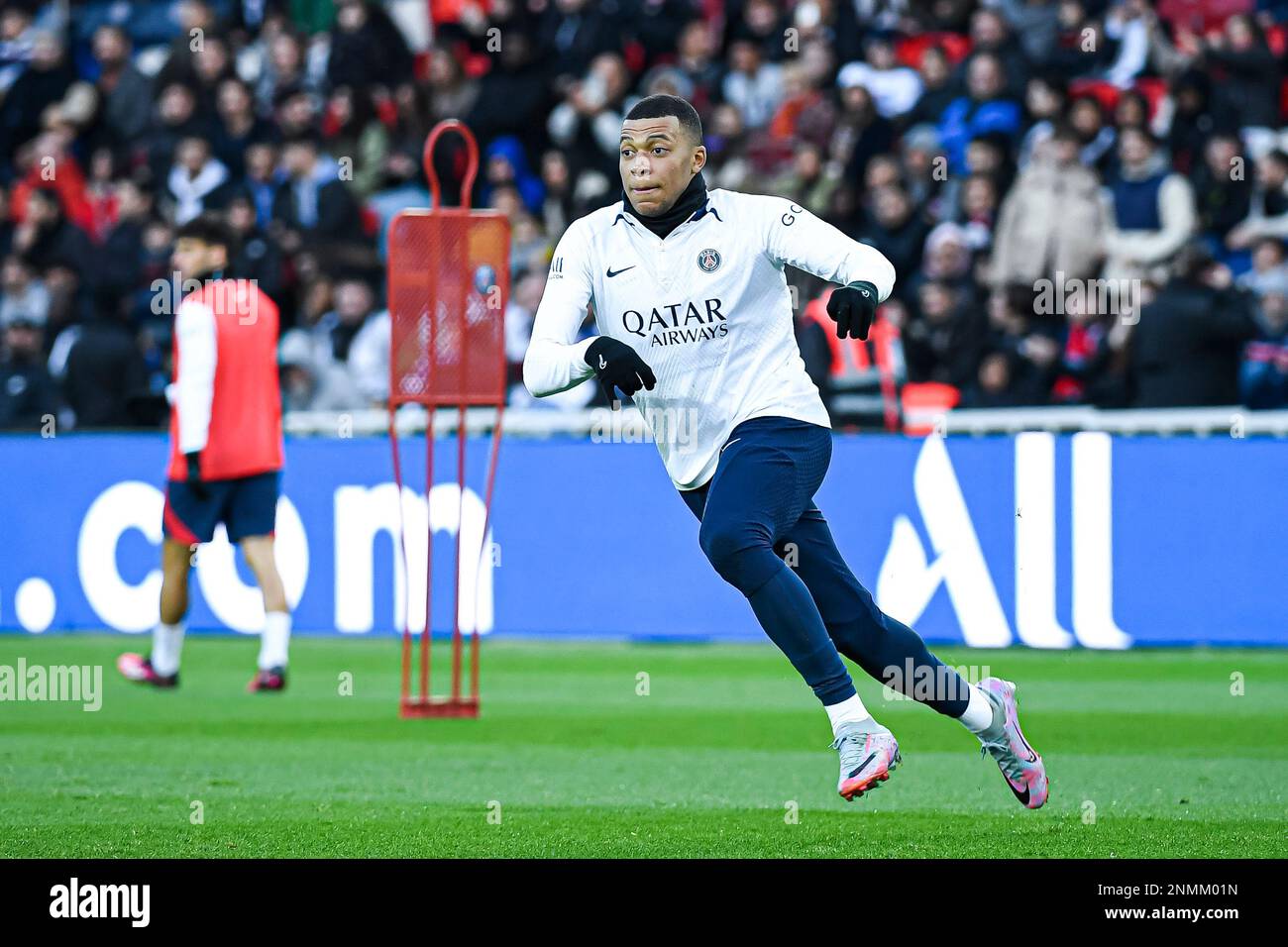 Kylian Mbappe durante la formazione pubblica della squadra di calcio Paris Saint-Germain (PSG) il 24 febbraio 2023 allo stadio Parc des Princes di Parigi, Francia. Foto di Victor Joly/ABACAPRESS.COM Foto Stock