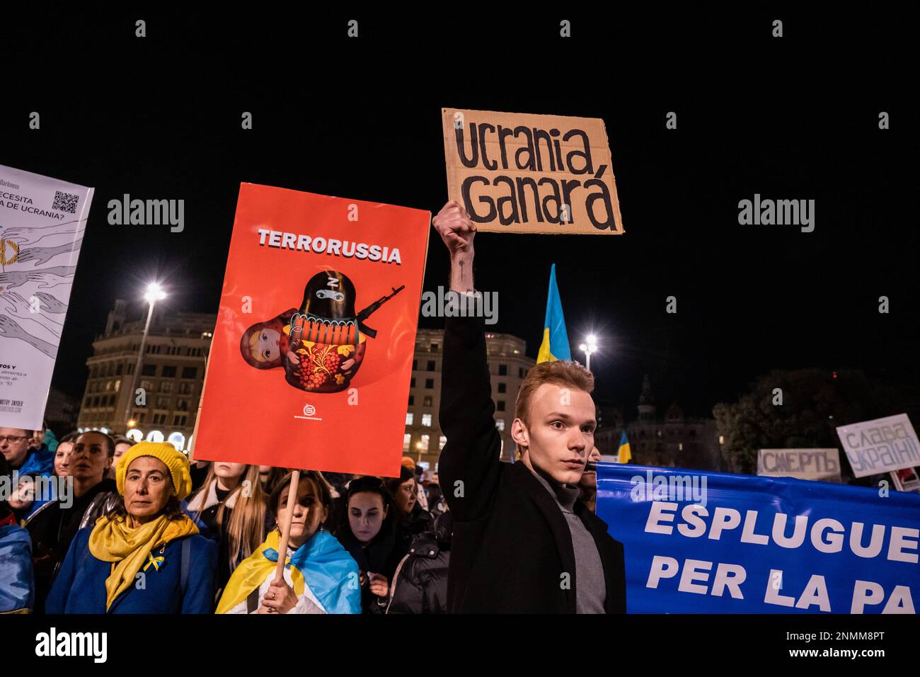 Barcellona, Spagna. 24th Feb, 2023. Durante la dimostrazione si vedono dei manifestanti che tengono dei cartelli. Centinaia di persone hanno manifestato nel centro di Barcellona in solidarietà con il popolo ucraino un anno dopo l'invasione russa. (Foto di Paco Freire/SOPA Images/Sipa USA) Credit: Sipa USA/Alamy Live News Foto Stock