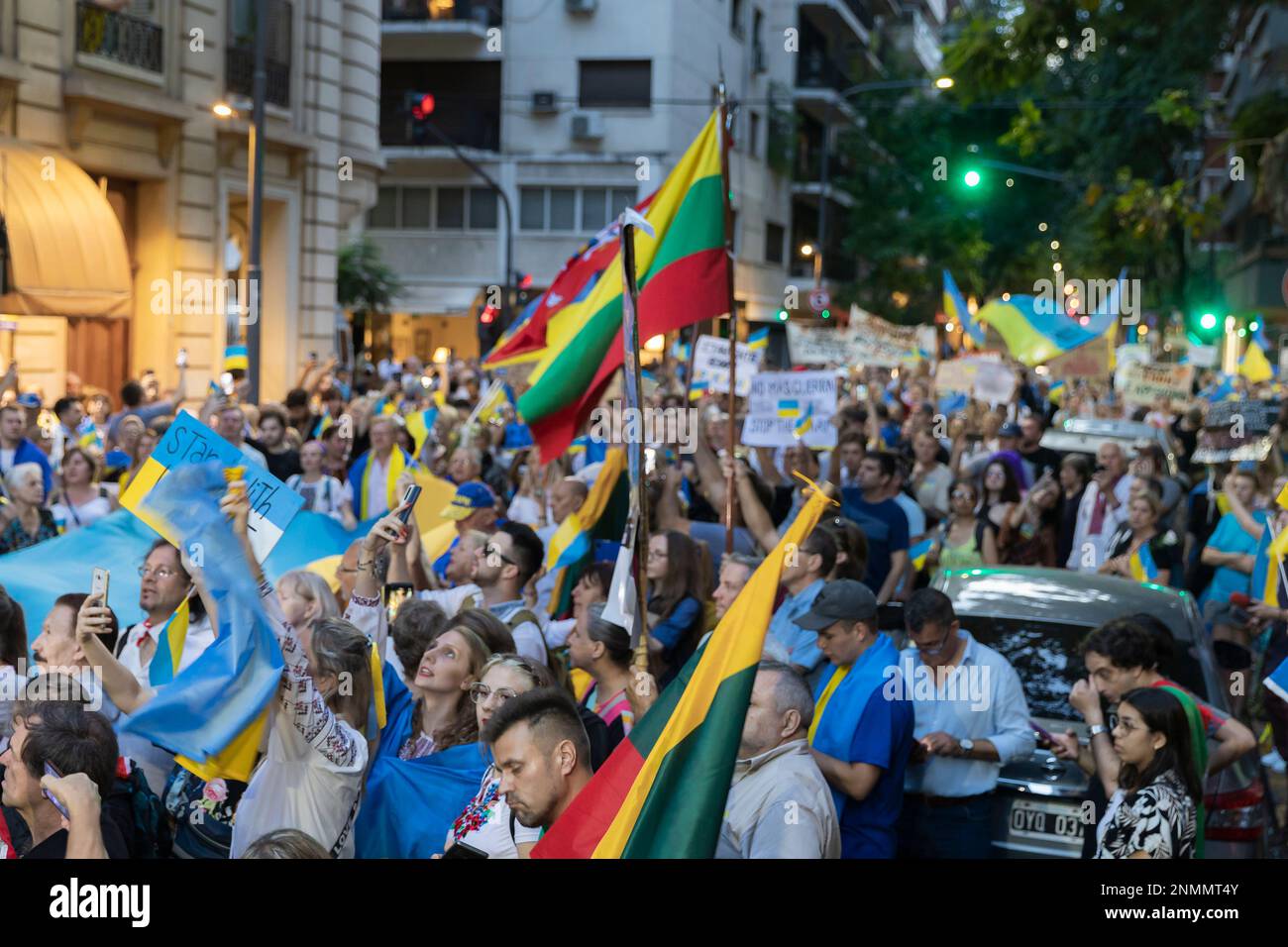 Buenos Aires, Argentina, 24th febbraio, 2023. I cittadini ucraini in Argentina hanno fatto una mobilitazione all'ambasciata russa, ​​one anno dopo l'invasione russa dell'Ucraina. (Credit: Esteban Osorio/Alamy Live News) Foto Stock