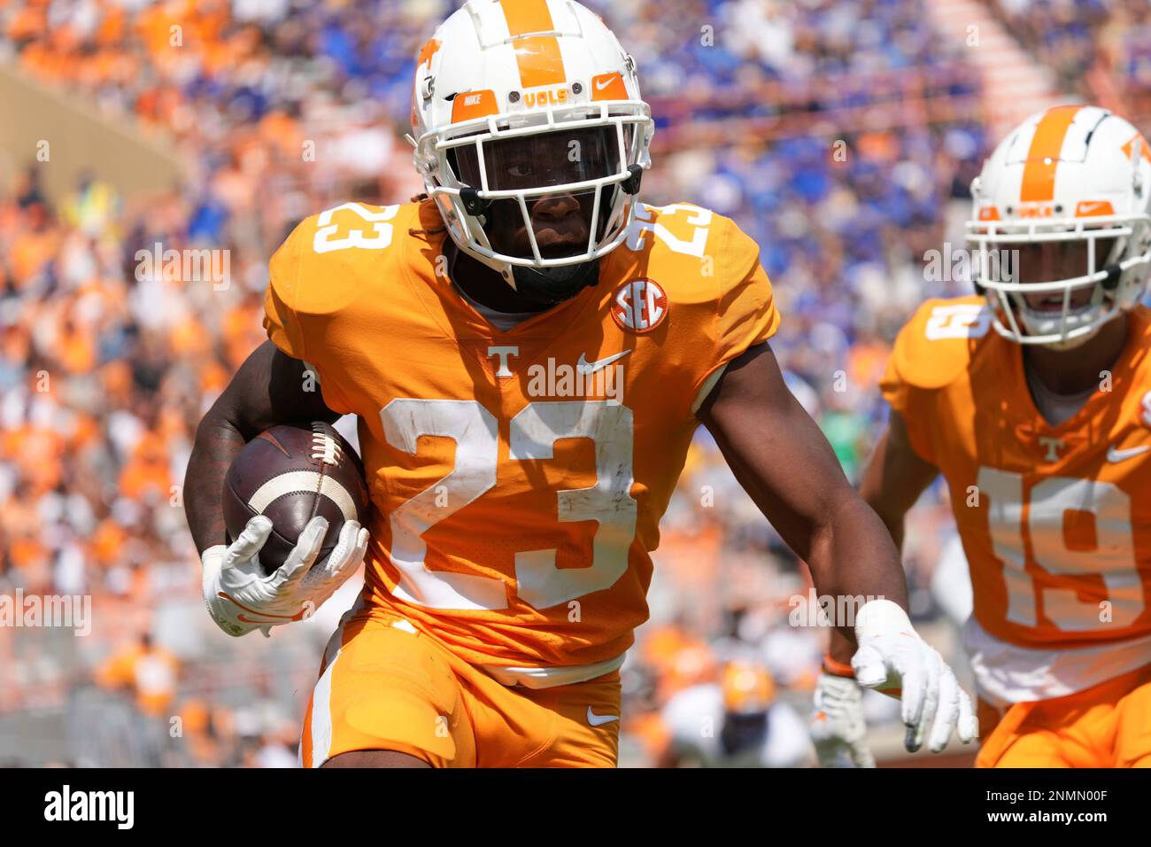September 11, 2021: Tennessee Volunteers running back Jaylen Wright #23 runs the ball during the NCAA football game between the University of Tennessee Volunteers and the University of Pittsburgh Panthers at Neyland Stadium in Knoxville TN Tim Gangloff/CSM(Credit Image: © Tim Gangloff/CSM via ZUMA Wire) (Cal Sport Media via AP Images) Foto Stock