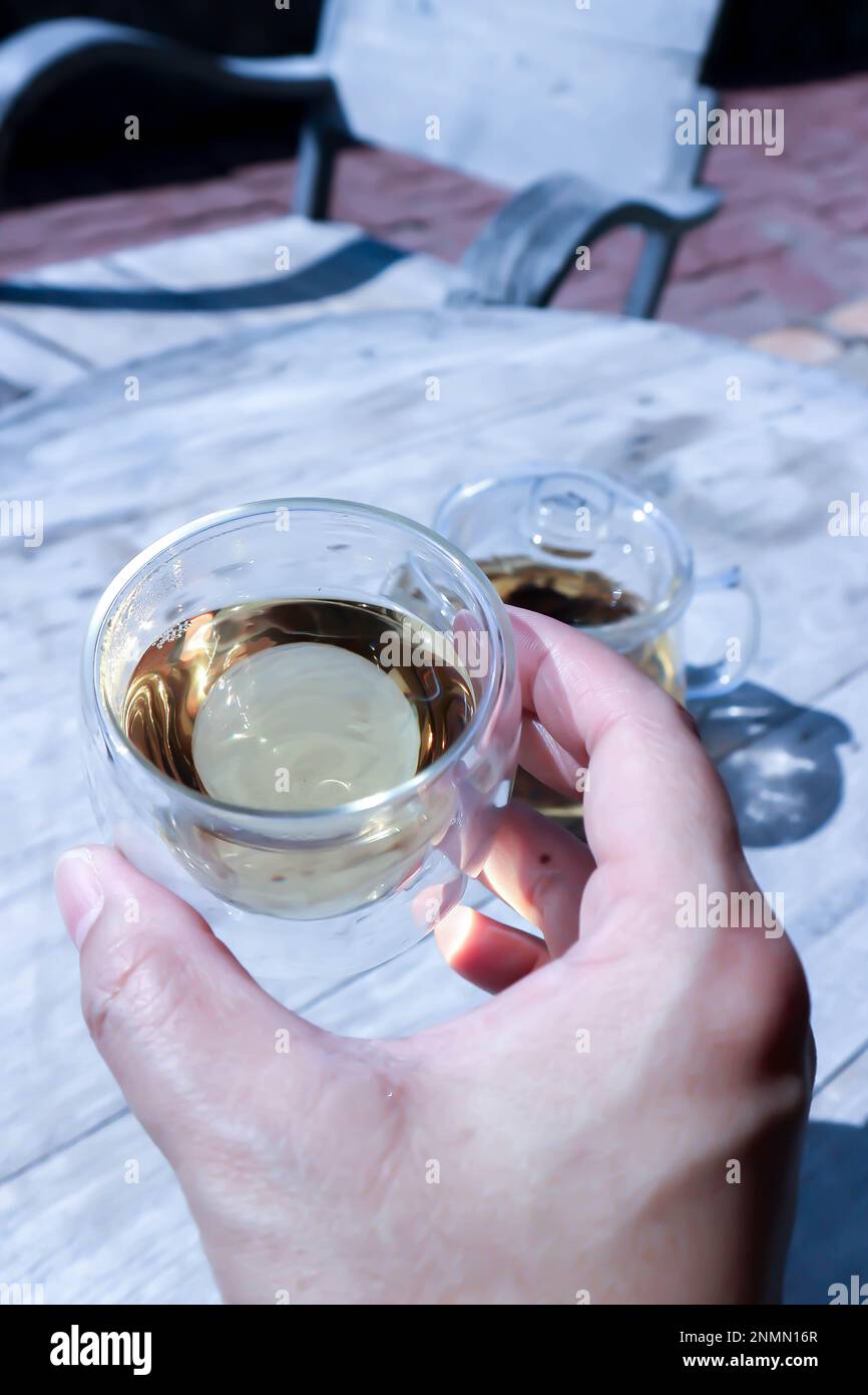 Tè caldo, bollitore e tè o bere tè o tè cinese Foto Stock