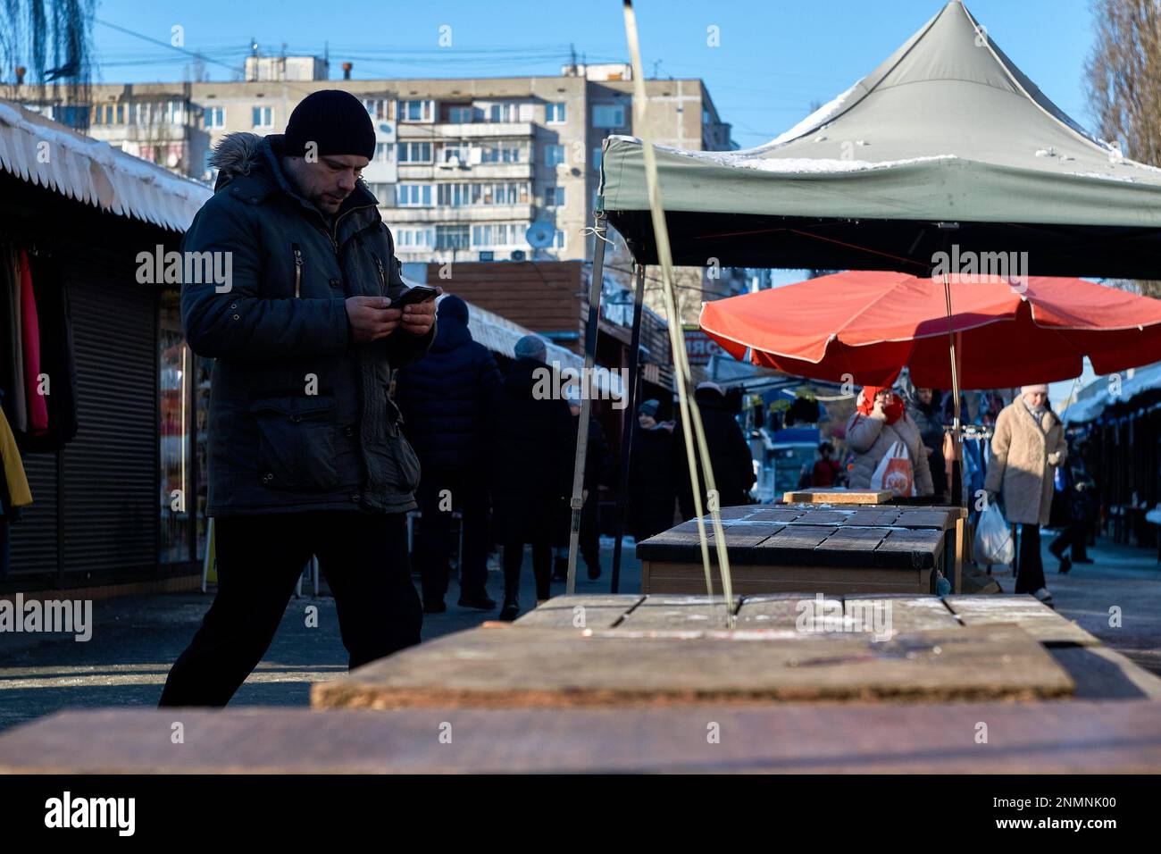 Voronezh, Russia. 23rd Feb, 2023. Visitatori del mini-mercato di Voronezh 'Severny' nel freddo Voronezh. A febbraio, i residenti di Voronezh hanno vissuto le vicissitudini del tempo invernale nella Russia centrale. Il congelamento fino a meno 20 è stato sostituito da scongelamenti fino a zero gradi Celsius. E né il clima né la guerra stretta con l'Ucraina hanno influenzato il corso tipico della vita dei cittadini. La gente è ancora andata nei supermercati e consumata. (Foto di Mihail Siergiejevicz/SOPA Images/Sipa USA) Credit: Sipa USA/Alamy Live News Foto Stock