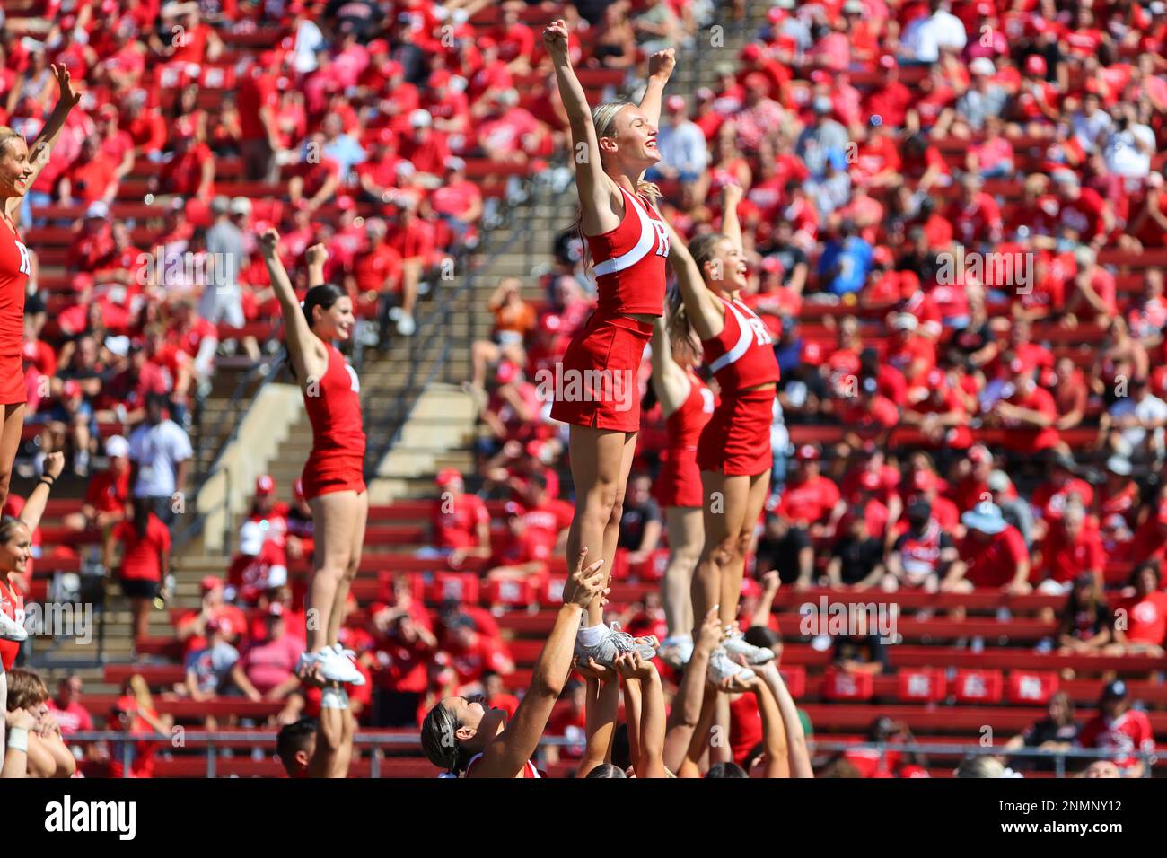 PISCATAWAY, NJ - SEPTEMBER 04: Rutgers Scarlet Knights cheerleaders perform during the college football game between the Rutgers Scarlet Knights and the Temple Owls on September 4, 2021 at SHI Stadium in Piscataway, NJ. (Photo by Rich Graessle/Icon Sportswire) (Icon Sportswire via AP Images) Foto Stock