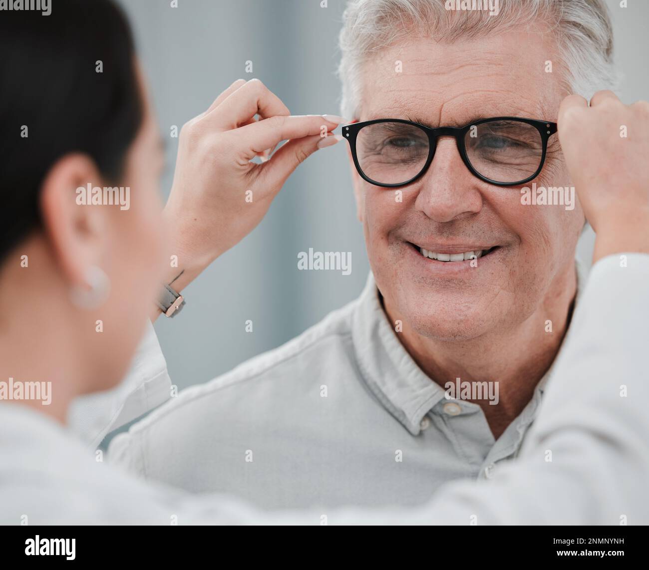 Controllo degli occhiali, visione senior e uomo anziano in una clinica di  optometria di consulenza per il benessere. Felice, sorridente e vecchio  volto con lente, cornice e occhiali Foto stock - Alamy