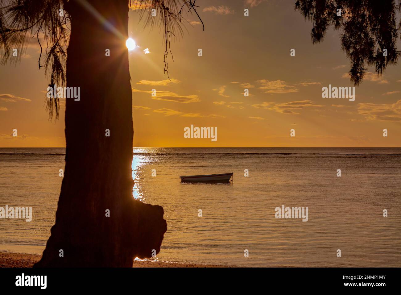 Tramonto sulla spiaggia tropicale di Albion nella costa occidentale dell'isola di mauritius. Foto Stock
