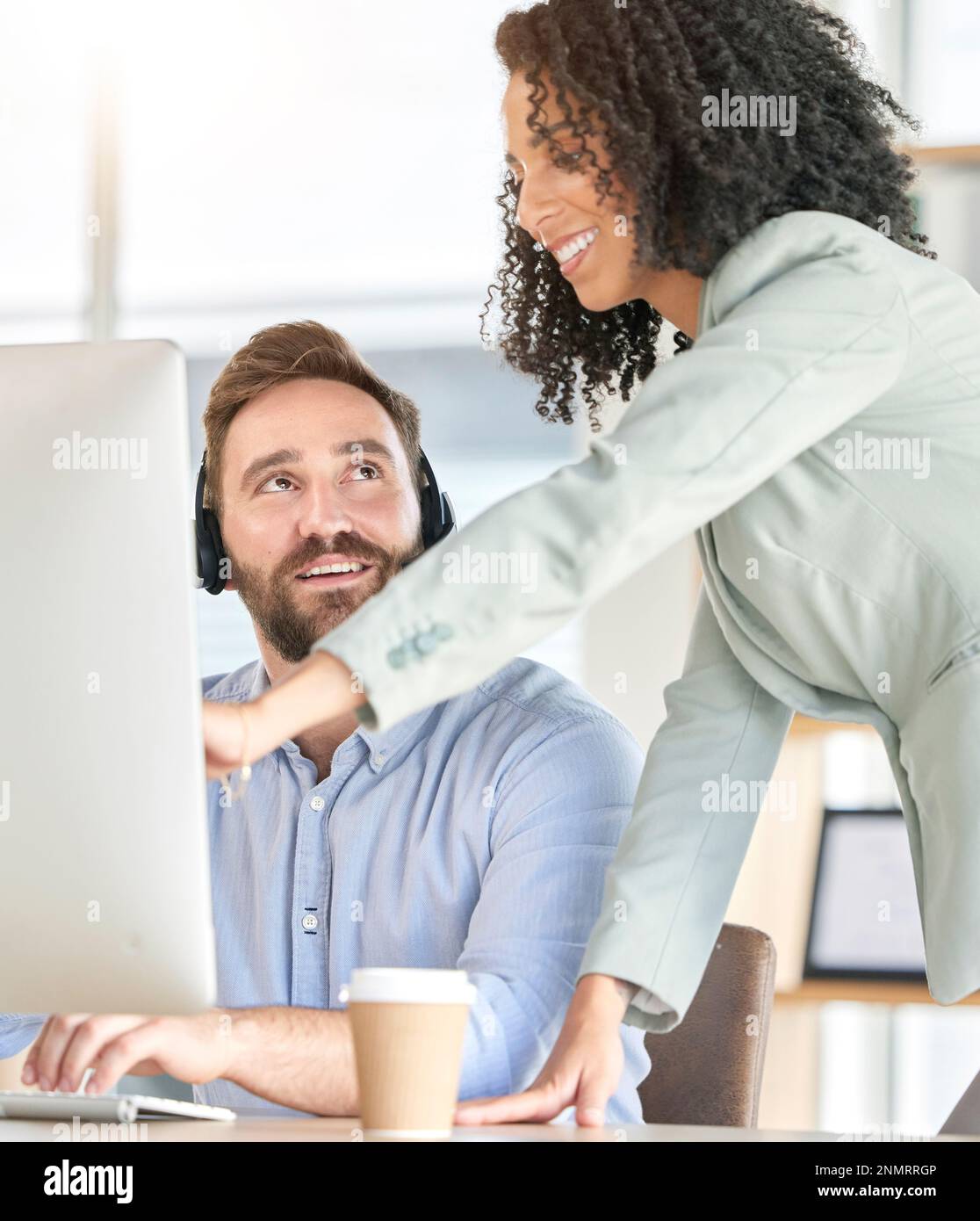 Consulente di onboarding per l'assistenza clienti su software CRM, ERP o telecomunicazioni. Call center di telemarketing, e-commerce o. Foto Stock