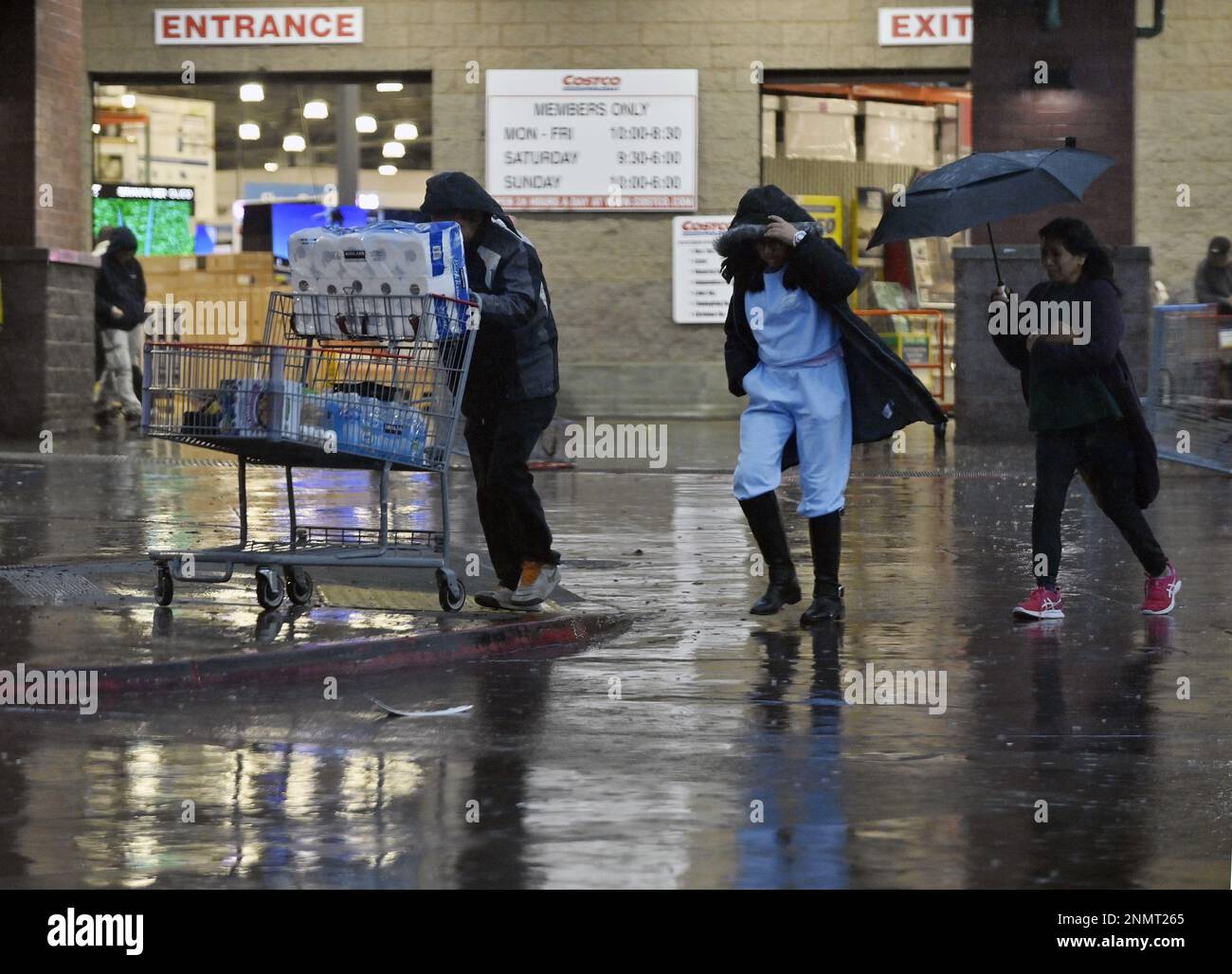 Los Angeles, Stati Uniti. 24th Feb, 2023. Un acquirente dardo alla loro auto nella sezione Los Feliz di Los Angeles il Venerdì, 24 febbraio 2023. La neve, la pioggia e la grandine sono caduti oggi nel sud come una tempesta invernale con un'intensità non vista in decenni ha assalito la regione, conducendo a strade allagate e una chiusura del Grapevine che ha reso la guida un'esperienza generalmente miserabile in tutta la zona. Foto di Jim Ruymen/UPI Credit: UPI/Alamy Live News Foto Stock