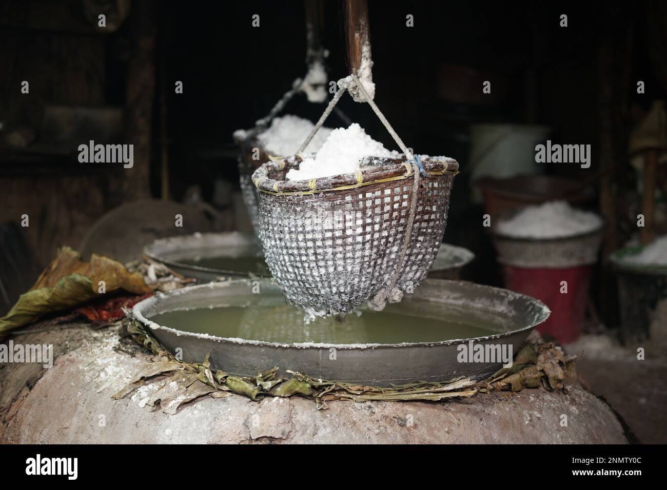 bollire soluzione salina in padella è il modo tradizionale per fare sale di montagna roccia Foto Stock