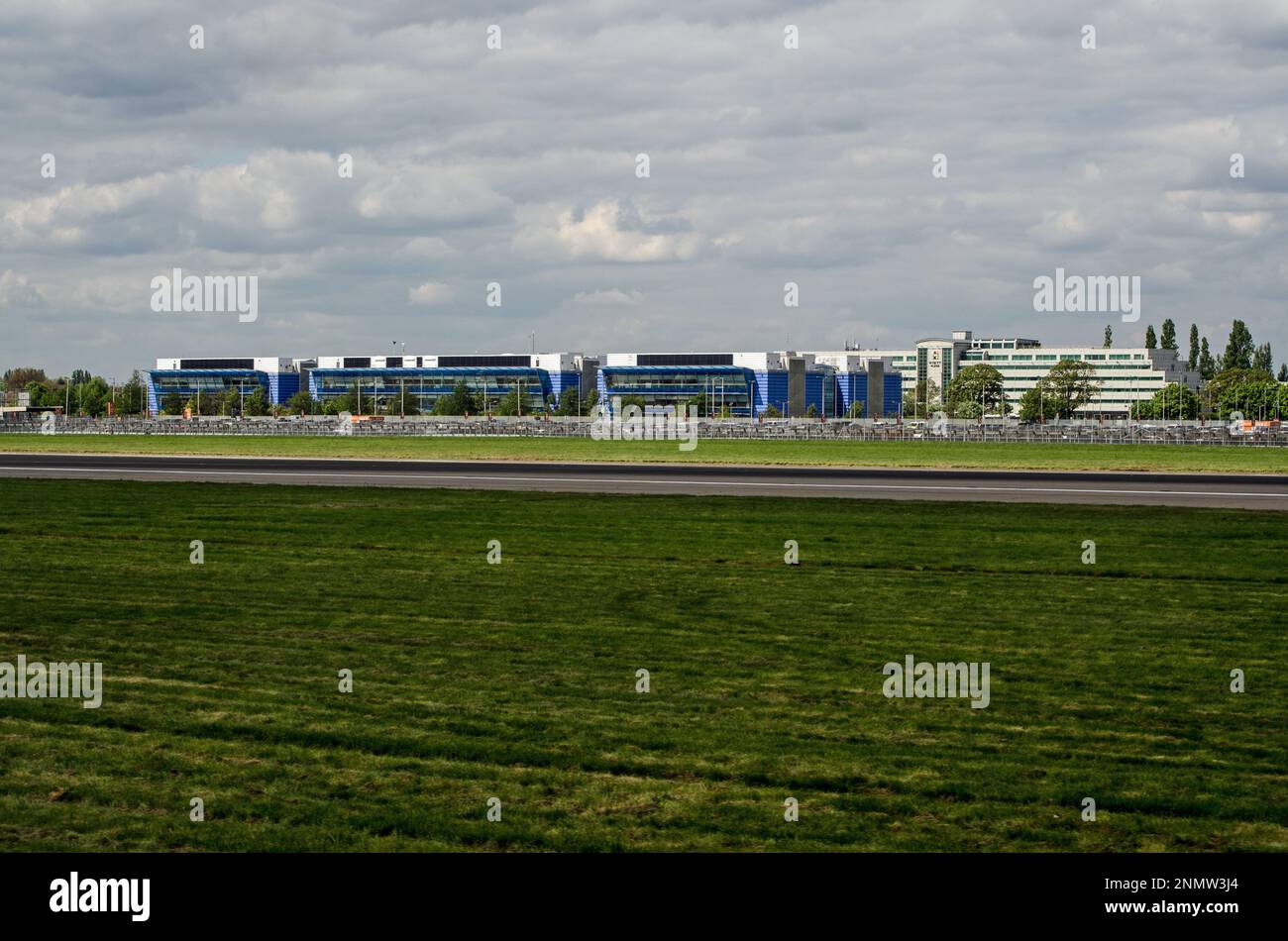 Heathrow, Regno Unito - 26 aprile 2022: Vista degli uffici del Compass Centre che ospitano la sede della Heathrow Airport Holdings nel London Borough of Foto Stock