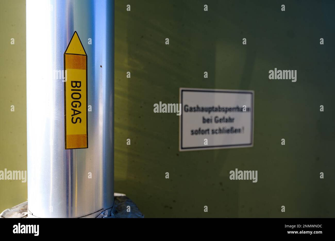 Ellringen, Germania. 07th Feb, 2023. 'Biogas' è scritto su un tubo alla pianta di biogas. Un piccolo villaggio della bassa Sassonia è indipendente dall'approvvigionamento energetico da lontano. Un impianto di biogas fornisce calore agli abitanti e all'hotel. Credit: Philip Schulze/dpa/Alamy Live News Foto Stock