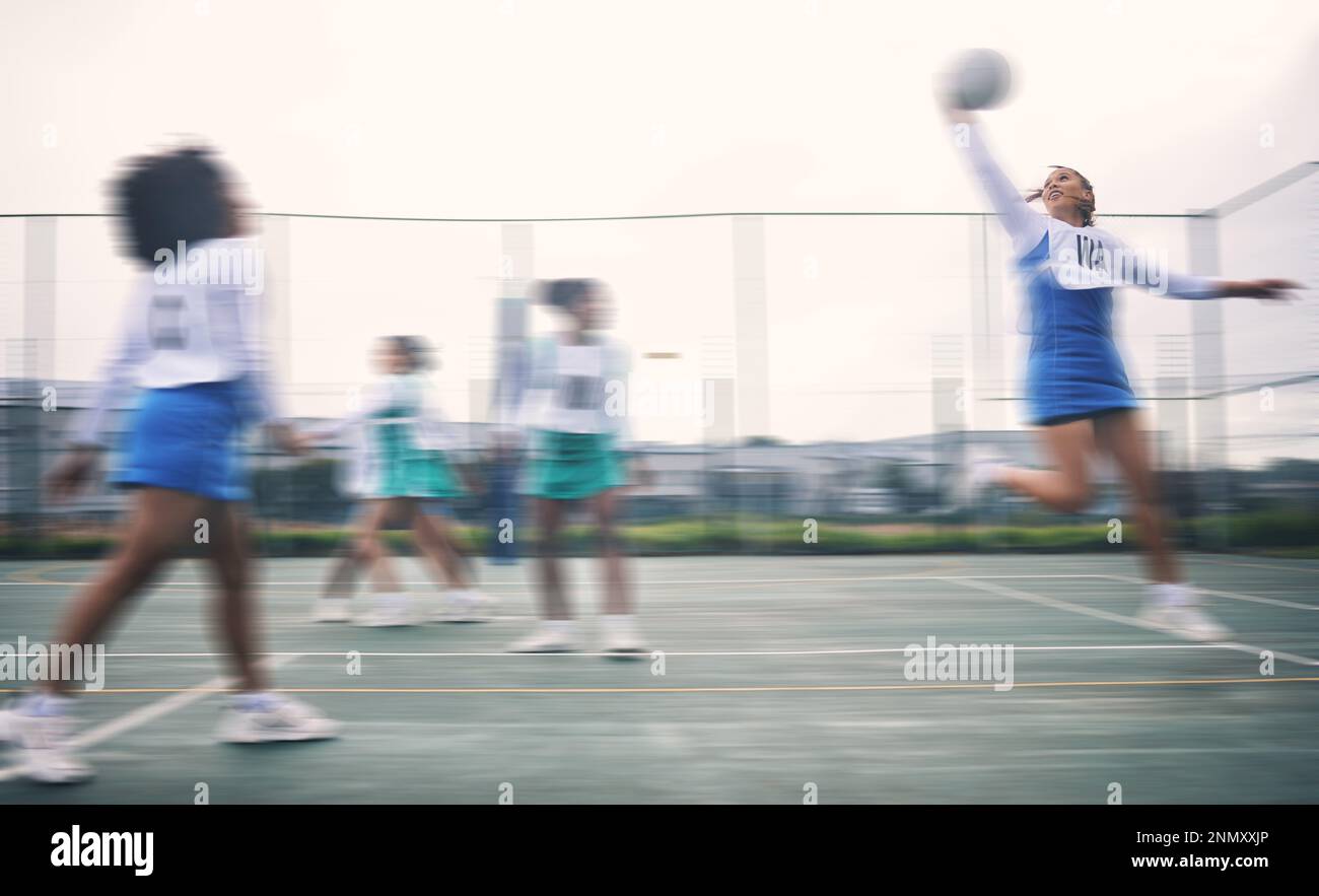 Sport, netball e fitness jump da parte delle donne nel campo all'aperto per l'allenamento, l'allenamento e la pratica. Esercitazione, allievi e squadra della ragazza con la sfera per Foto Stock