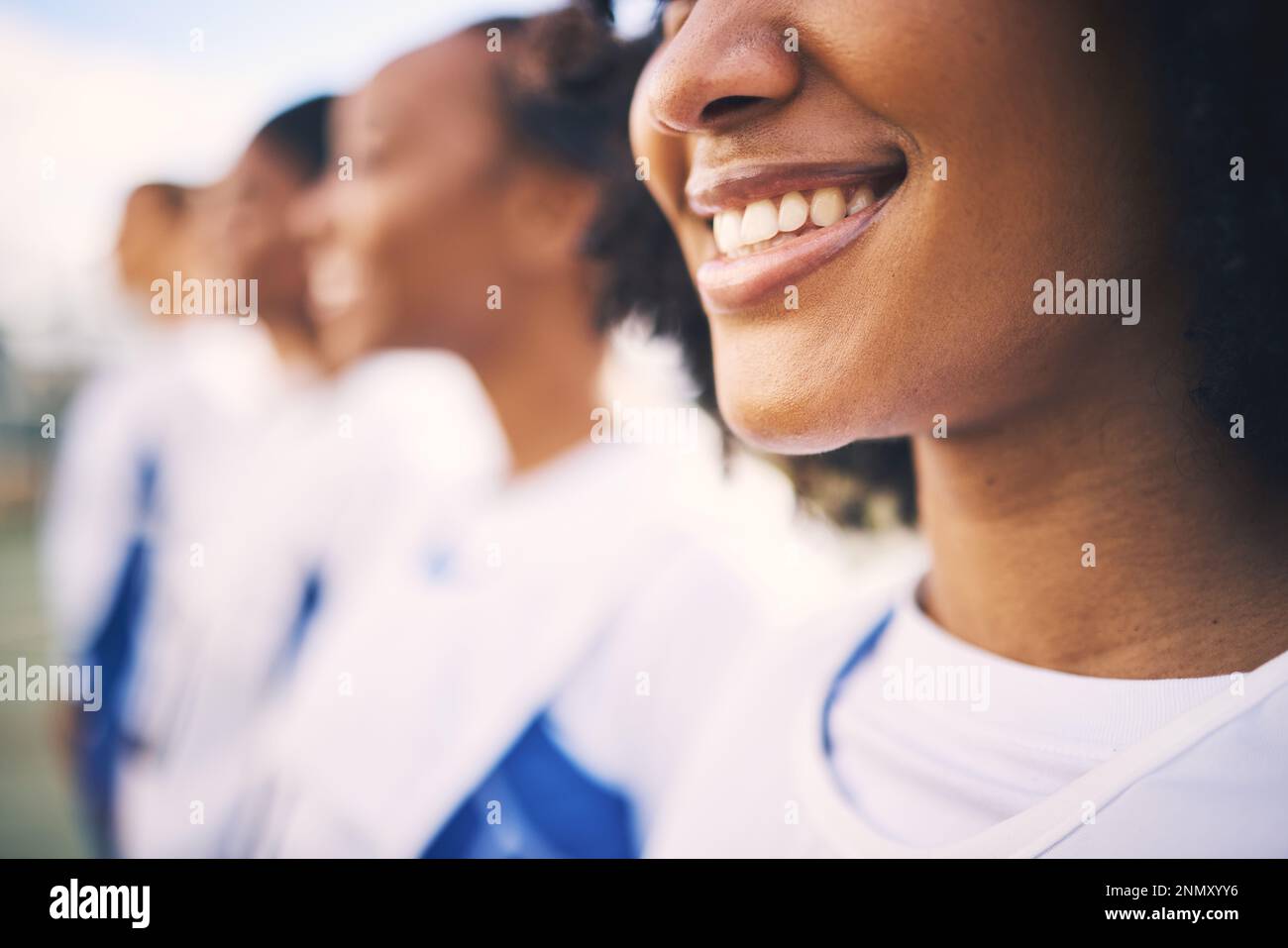 Sport, netball e fila di donne con sorriso pronto per l'allenamento, l'esercizio fisico e l'allenamento sul campo. Fitness, lavoro di squadra e zoom di una ragazza felice Foto Stock