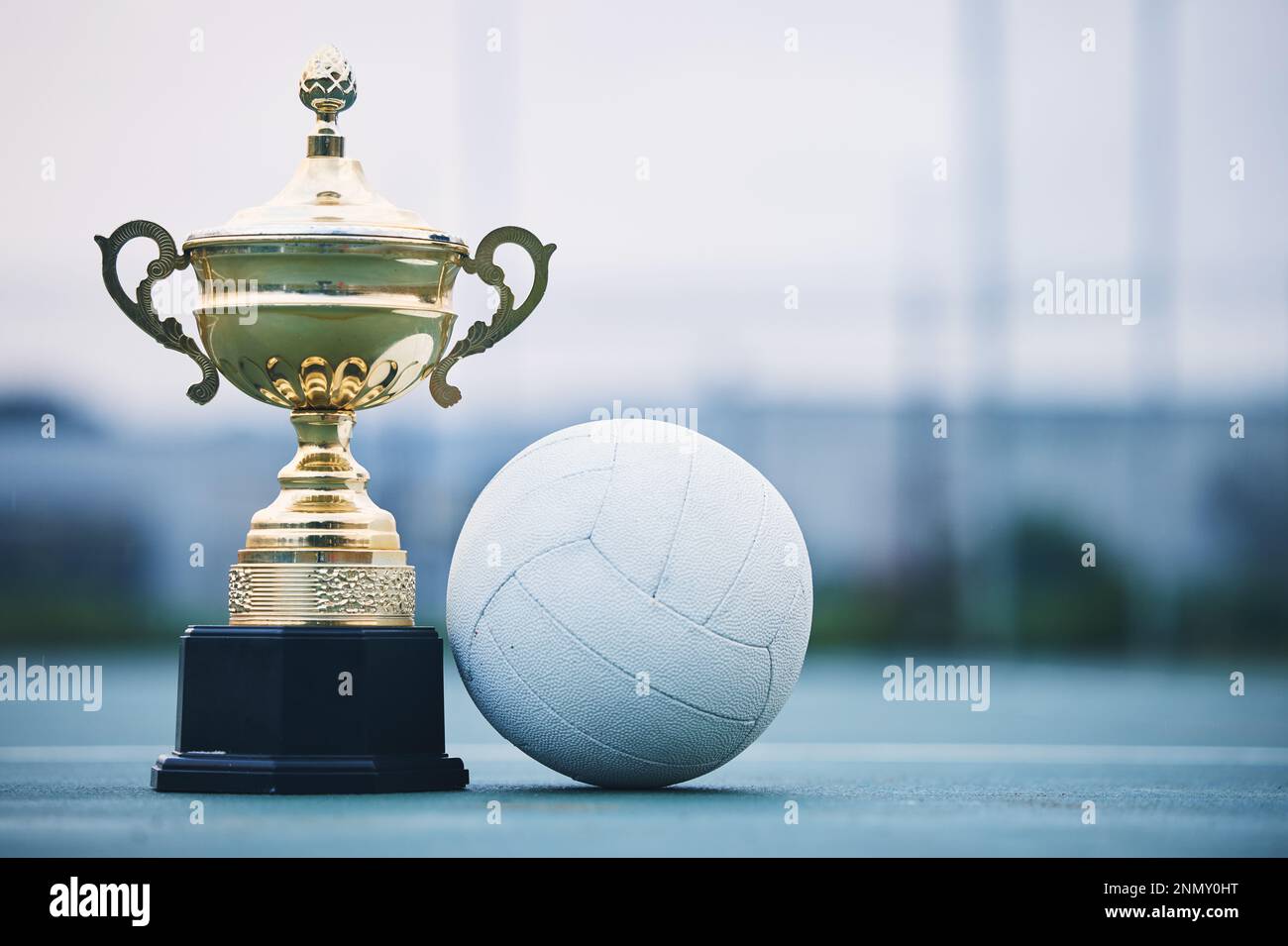 Oro, vincitore e sport con trofeo e netball per il conseguimento, premio e campionato. Celebrazione, fitness e vittoria con premio e palla Foto Stock