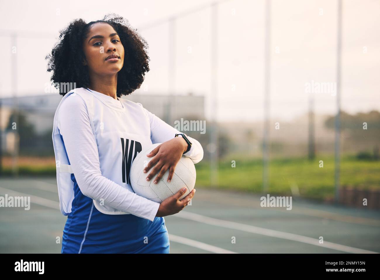 Sport, netball e ritratto di donna con una palla dopo partita, esercizio fisico o allenamento in campo. Fiducia, fitness e seria atleta nero donna Foto Stock