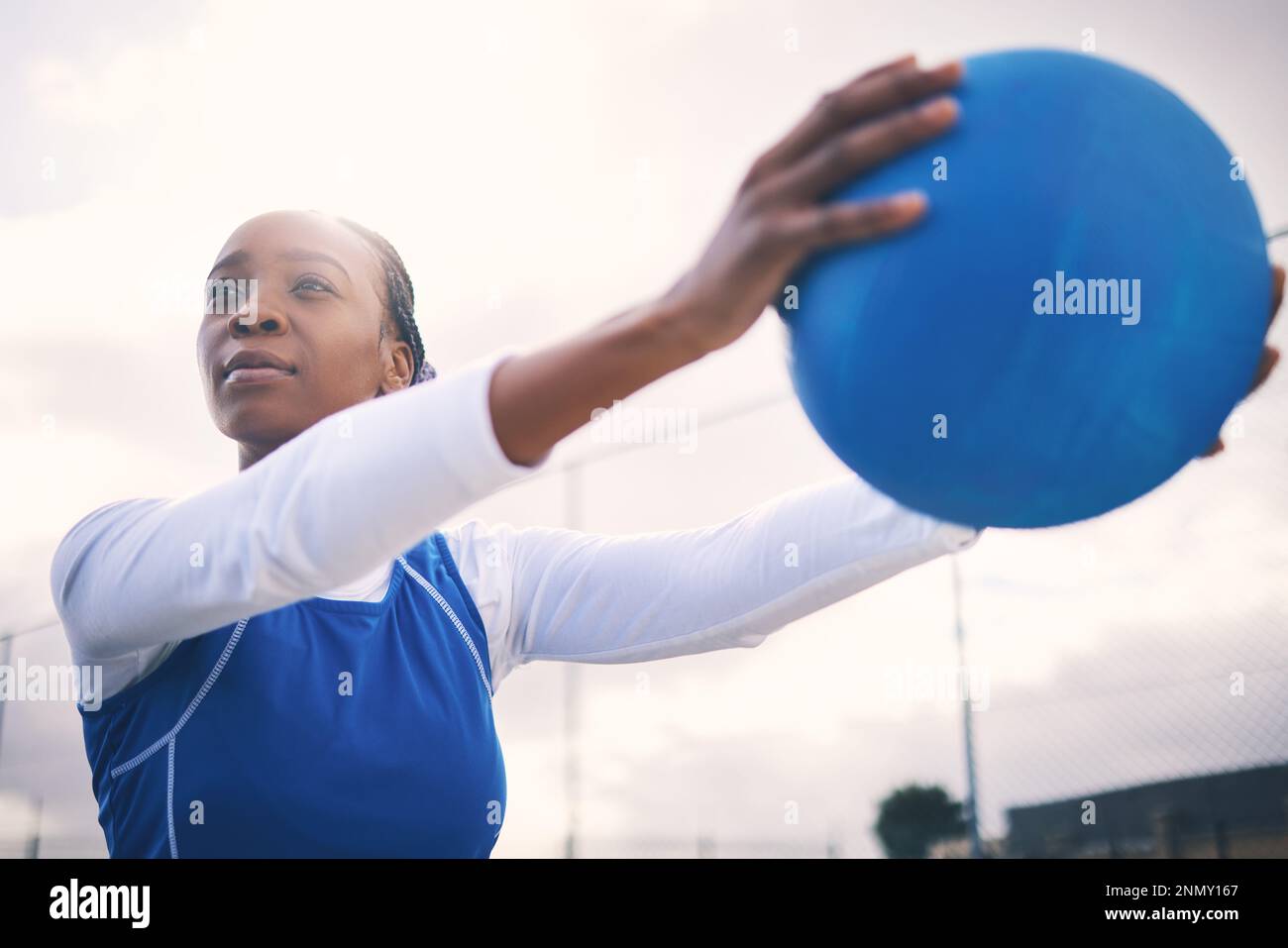 Fitness, black woman e netball per l'esercizio fisico, l'allenamento e il gioco per il gioco, la competizione e l'equilibrio. Atleta afro-americana, donna sana Foto Stock