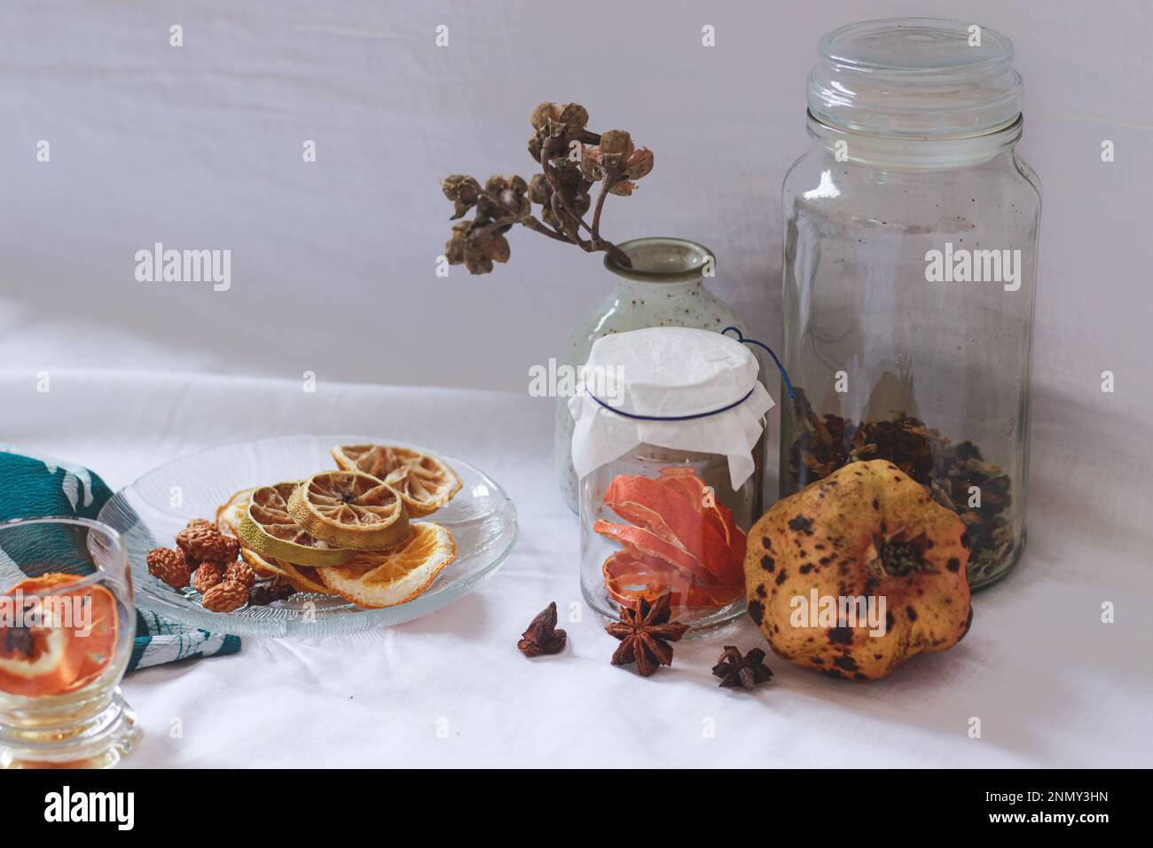 Fette di limone essiccate e prodotti aromatici su un piatto in preparazione per una rilassante sessione di aromaterapia a casa Foto Stock Fette di limone essiccate e prodotti aromatici su un piatto in preparazione per una rilassante sessione di aromaterapia a casa Foto Stock