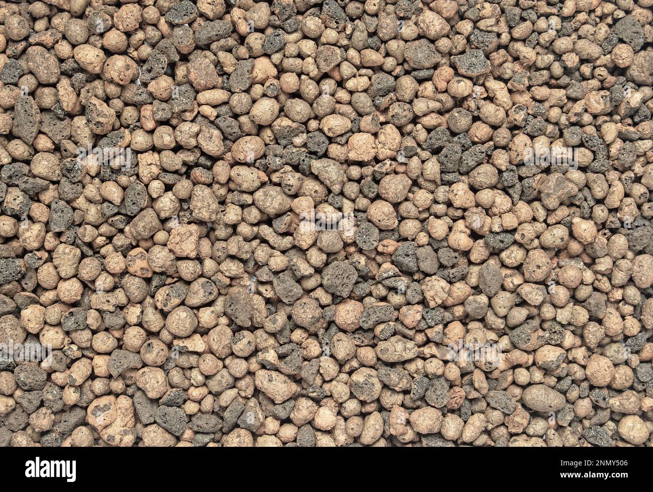 Sfondo naturale astratto da ciottoli di argilla espansa di colore marrone rotondo. Foto Stock