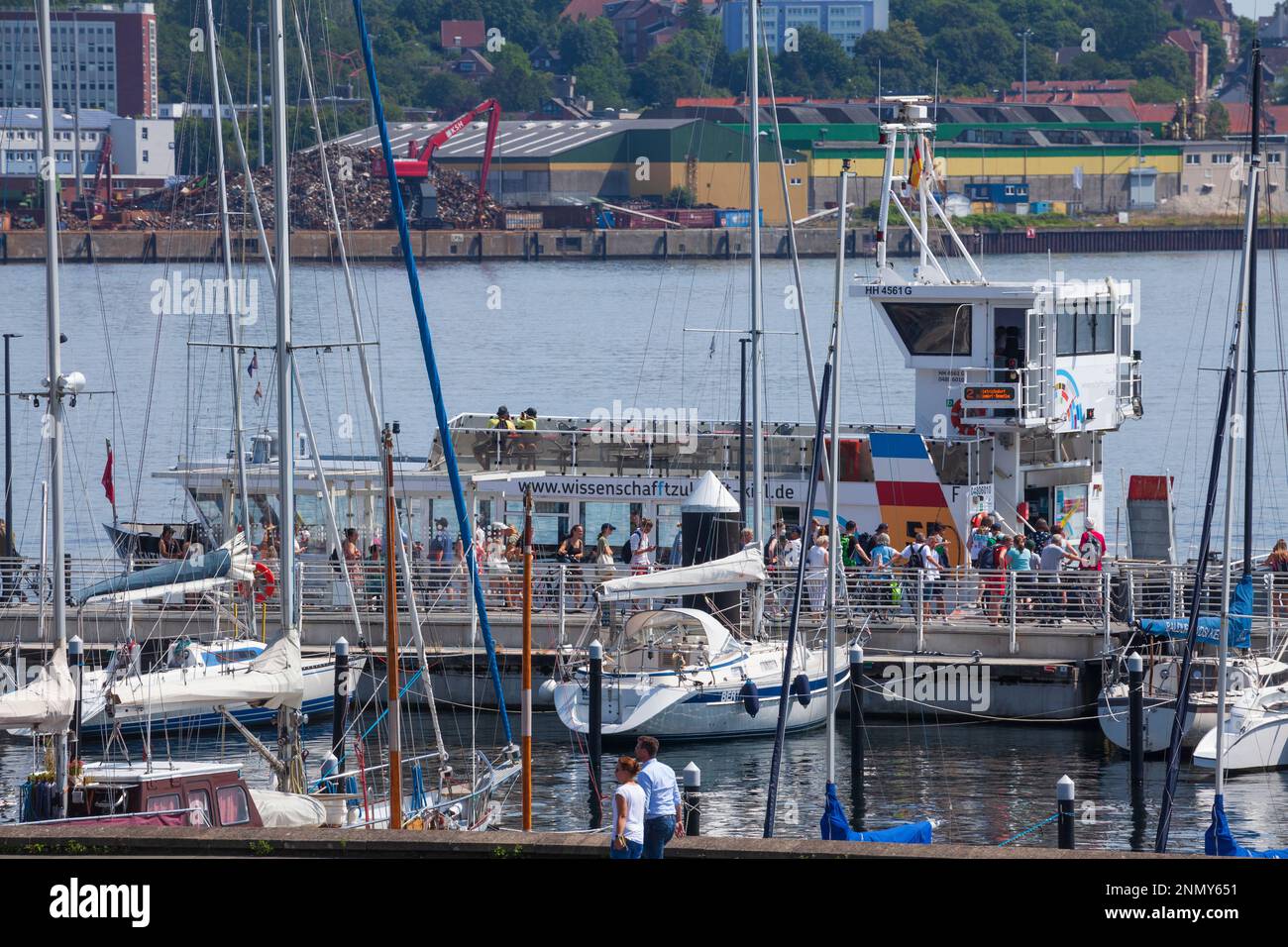 Traghetto con porto turistico, Kiel Fjord, Kiel, Schleswig-Holstein, Germania, Europa Foto Stock
