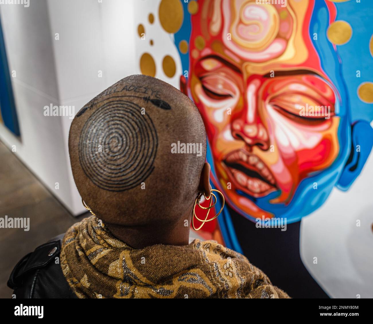 Un amante dell'arte al "Falling into Dream" di Promise o'nali, mostra personale a KOPPEL New Bond Street. Foto Stock
