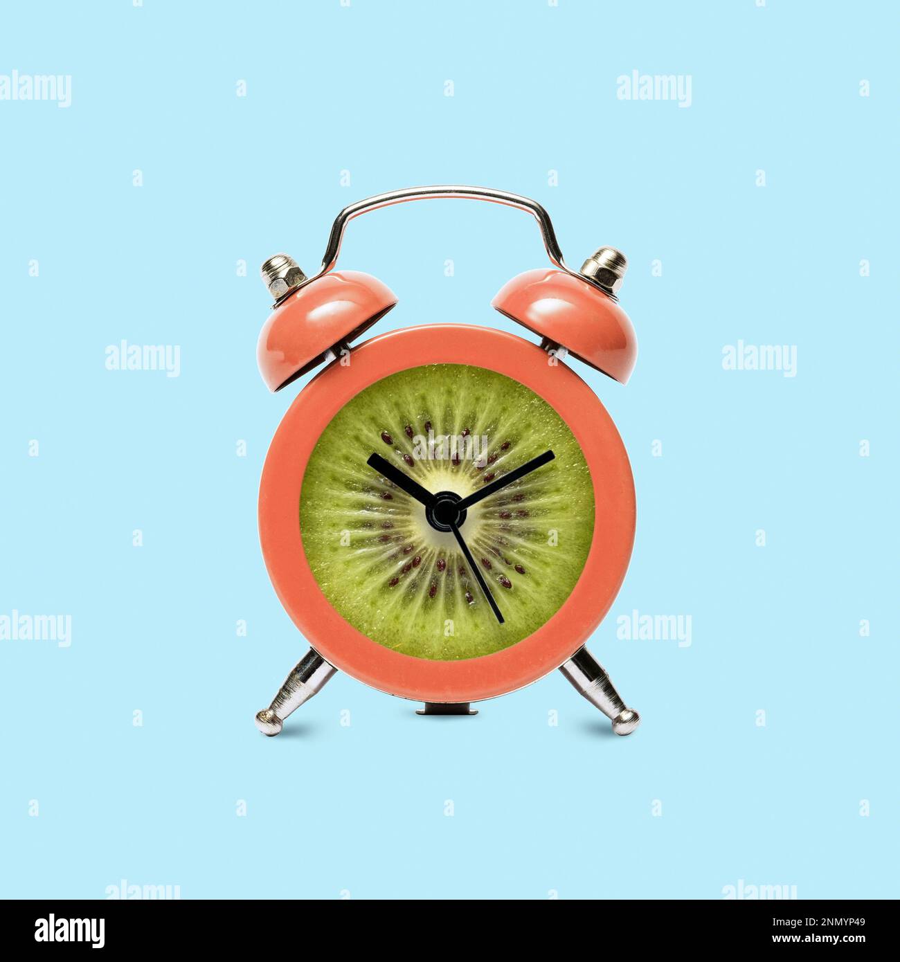 Sveglia retro con frutta kiwi. Minimal pop atr divertente poster sulla salute e il tempo e la scadenza. Foto di alta qualità Foto Stock