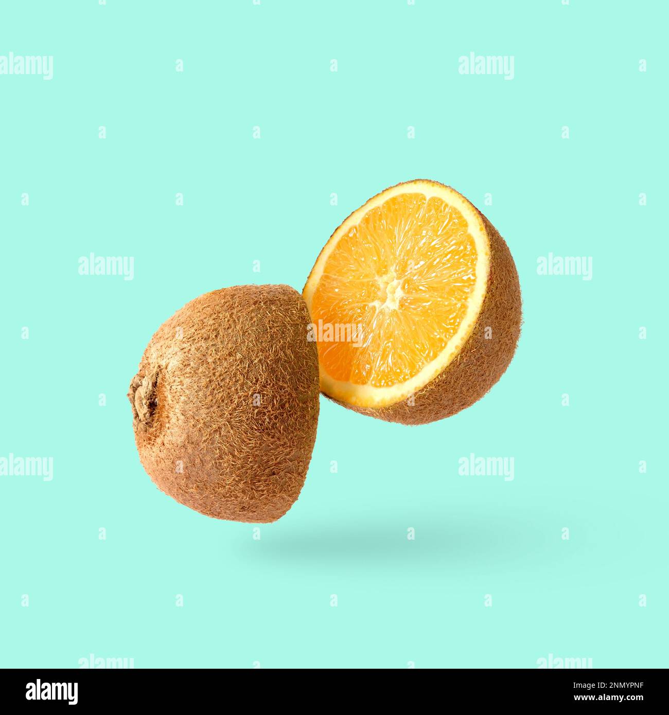 Tagliare il kiwi e dentro un arancia. Joke minimo pop art sorpresa divertente poster. Foto di alta qualità Foto Stock