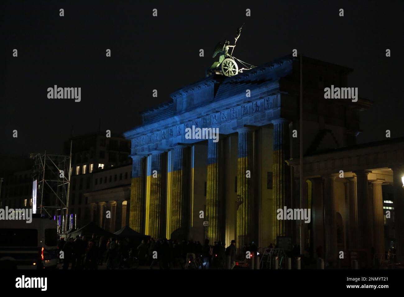 Germania, Berlino, 02/24/2023. Brandenburger Tor brilla nei colori dell'Ucraina in occasione dell'anniversario dell'attacco russo contro l'Ucraina al Platz des 18. März (Piazza 18 marzo). Foto Stock