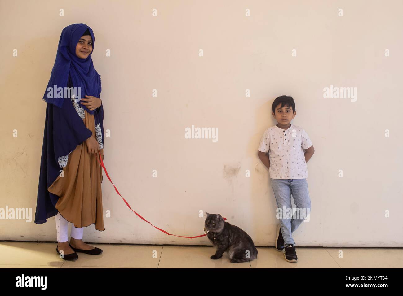 Dhaka, Bangladesh. 24th Feb, 2023. I bambini mostrano il loro gatto animale domestico durante lo spettacolo di rampa di gatto al Jamuna Future Park a Dhaka. Questo è il primo spettacolo di rampa di gatto in assoluto in cui molti appassionati di gatti hanno partecipato agli eventi. Credit: SOPA Images Limited/Alamy Live News Foto Stock