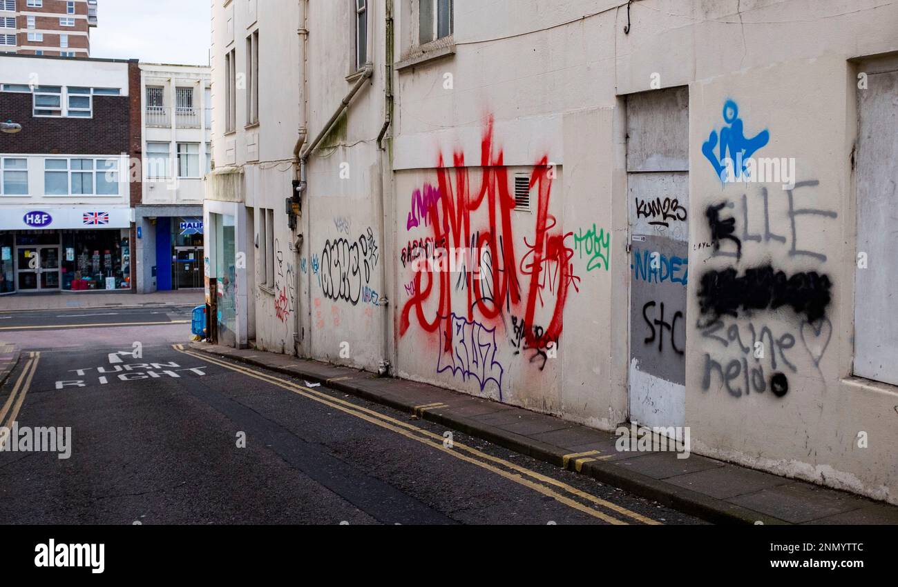 Brighton UK 25th febbraio 2023 - Graffiti tagging in e intorno Western Road a Brighton, uno dei principali quartieri dello shopping della città. Il tagging dei graffiti è diventato recentemente un problema importante per le città attraverso il paese : accreditamento Simon Dack / Alamy Live News Foto Stock