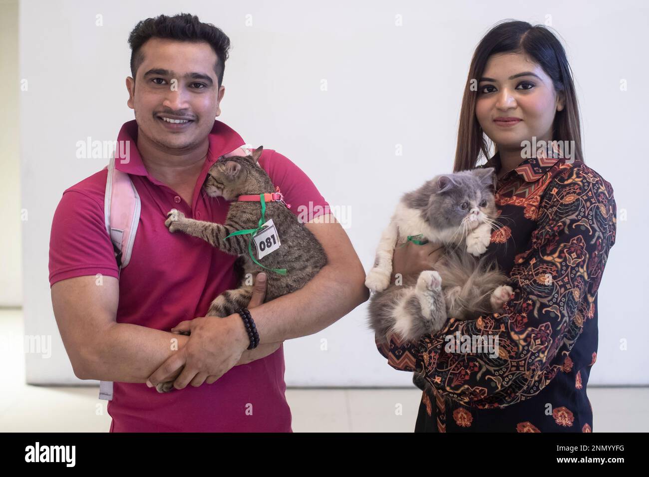 Dhaka, Bangladesh. 24th Feb, 2023. Una coppia mostra i loro gatti domestici durante la rampa di gatto spettacolo al Jamuna Future Park a Dhaka. Questo è il primo spettacolo di rampa di gatto in assoluto in cui molti appassionati di gatti hanno partecipato agli eventi. (Foto di Sazzad Hossain/SOPA Images/Sipa USA) Credit: Sipa USA/Alamy Live News Foto Stock