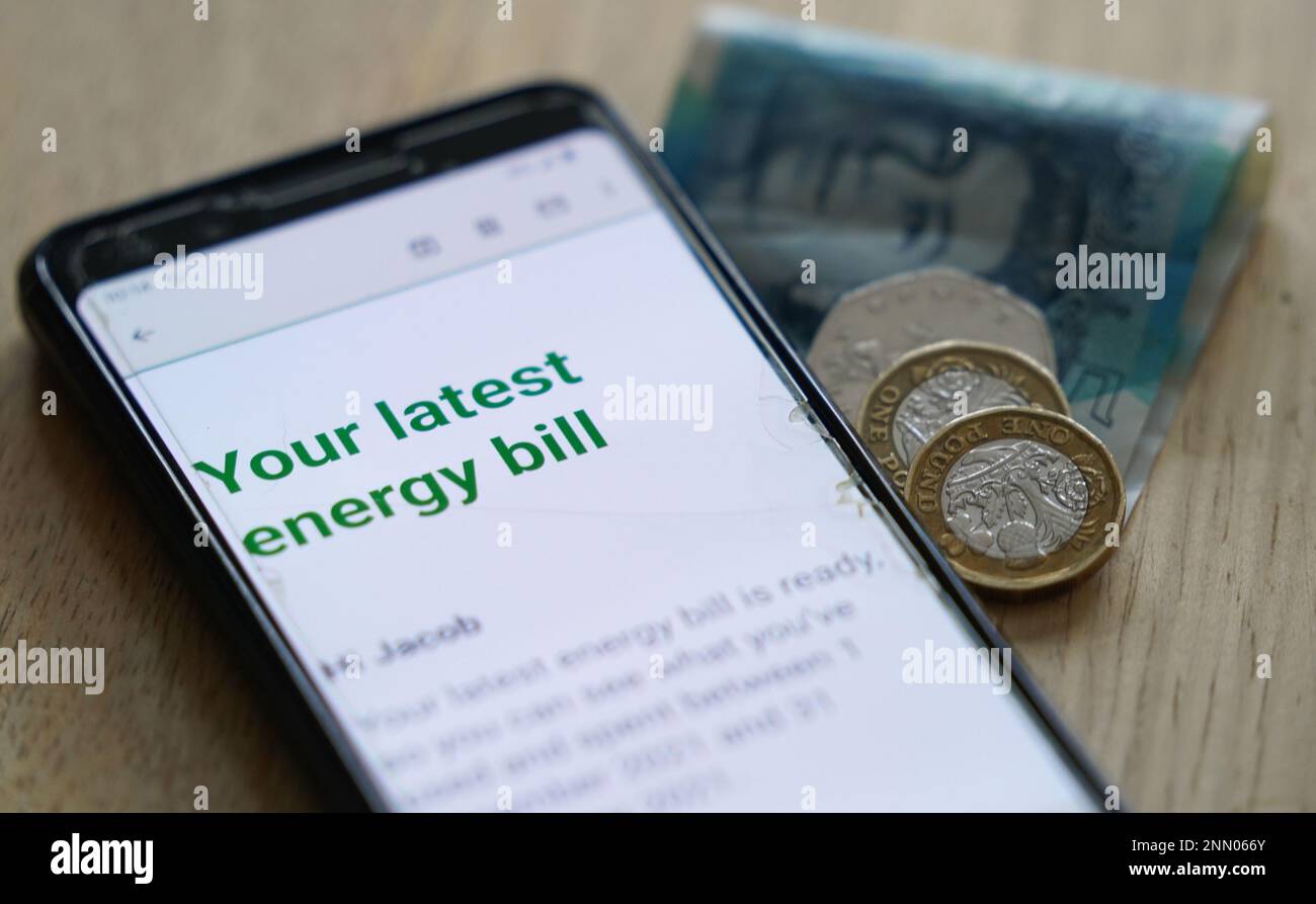 La foto del file datata 03/02/22 di una bolletta energetica online, poiché le bollette energetiche rappresenteranno fino al 10% dello stipendio medio da aprile, secondo una nuova ricerca. Foto Stock