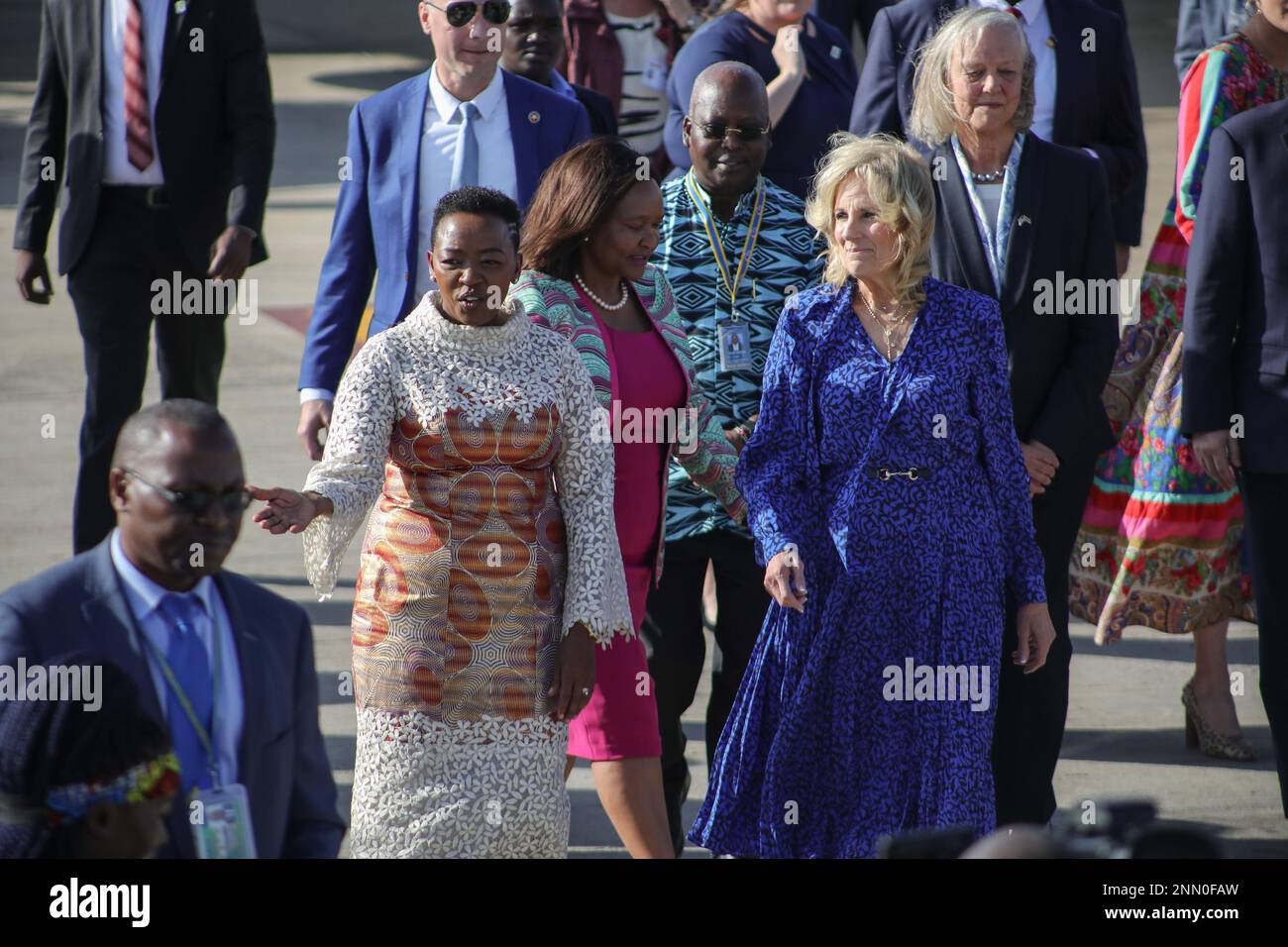 Nairobi, Kenya. 24th Feb, 2023. US First Lady Jill Biden (L) è accolta dalla sua prima padrona di casa del Kenya Rachel Roto al suo arrivo all'aeroporto internazionale Jomo Kenyatta (JKIA) a Nairobi. Credit: SOPA Images Limited/Alamy Live News Foto Stock